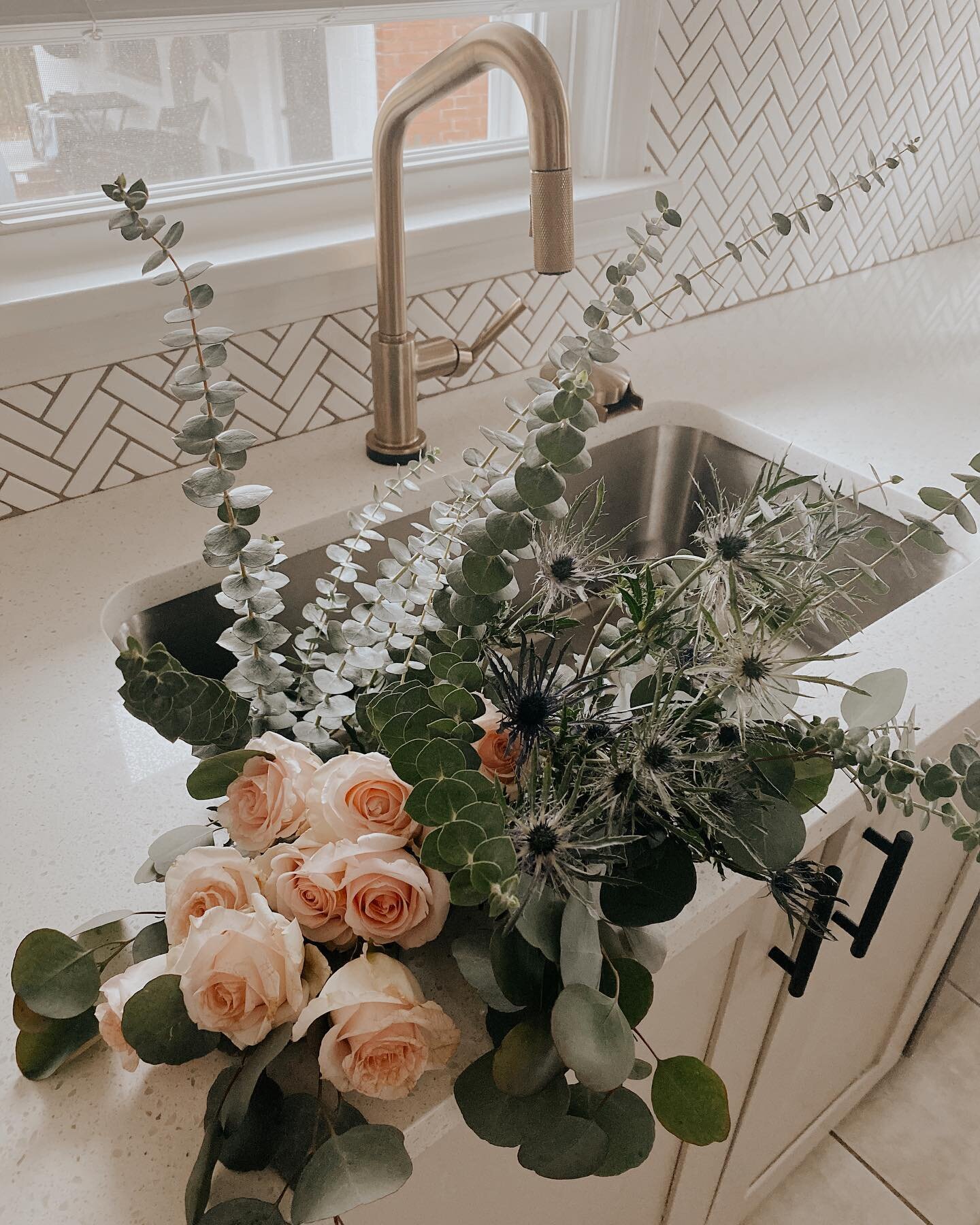 Fresh blooms + our beautiful @brizofaucet makes for quite the moment. ✨
.
.
The features of this faucet are just as awesome as the design. Plumbing fixtures are always an opportunity for a wow factor at PH. 
.
.
#faucet 
#brizo 
#kitchendesign 
#kitc