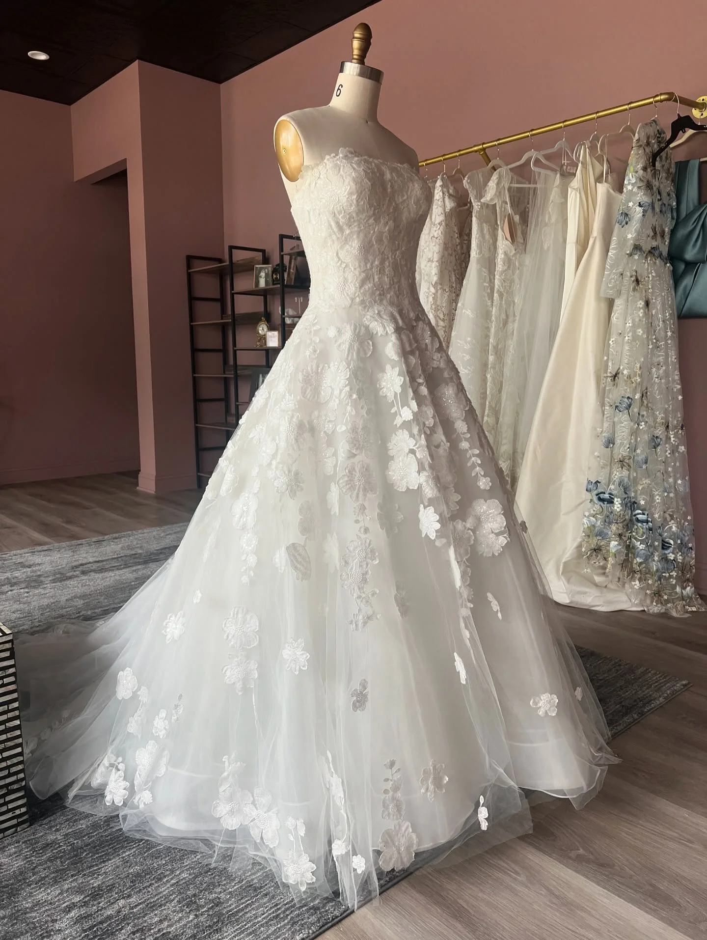 Welcome to the studio! πΈππ
Gown: @annebarge 
#designersamplegowns #thedesignersamplestudio #kieraelise #annebarge #annebargebride #welcome #wedding #bride #prelovedgown #samplesale #sayyestothedress