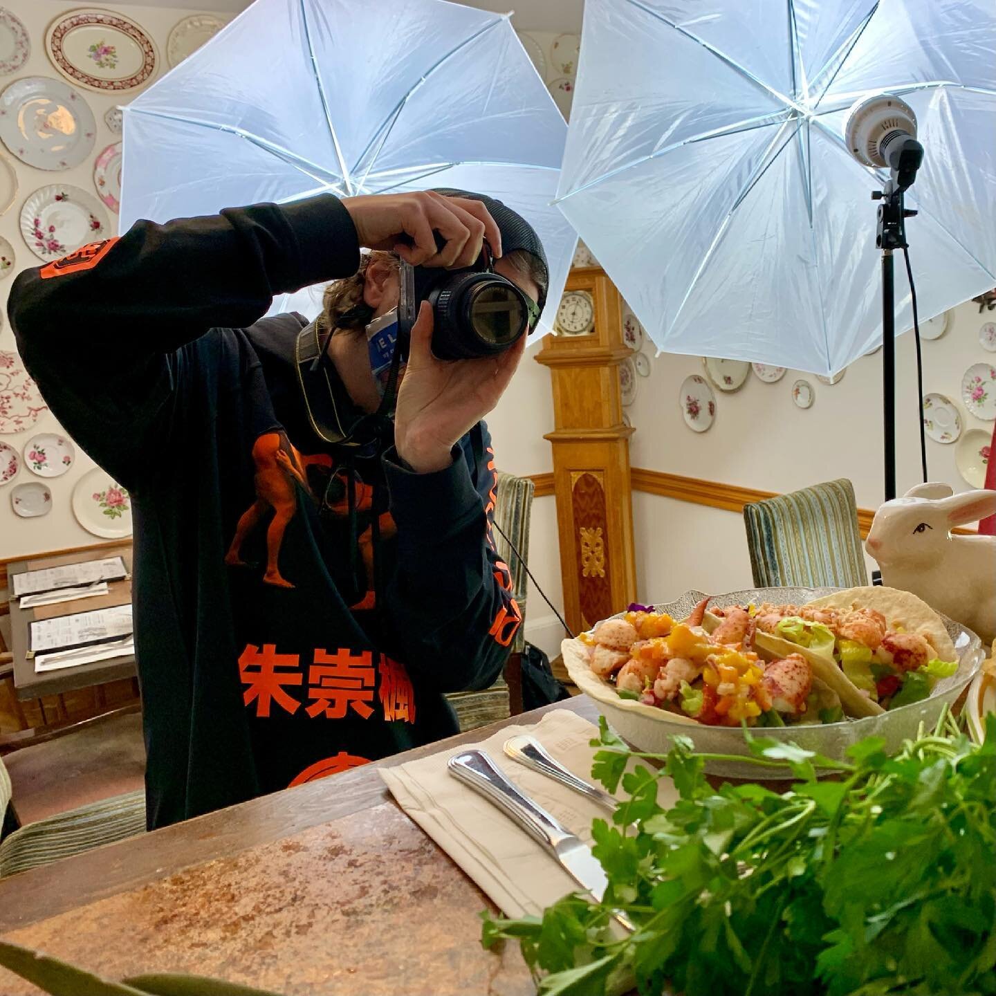 @jaredbetts getting Le #MoqueTortue photo-ready for @monctontacoweek !!!
Come savour our Dancing Pair: Mango &amp; Coco-Limey Lobster Tacos! #experiencenb #experienceshediac #homard #homarus #aliceinwonderland