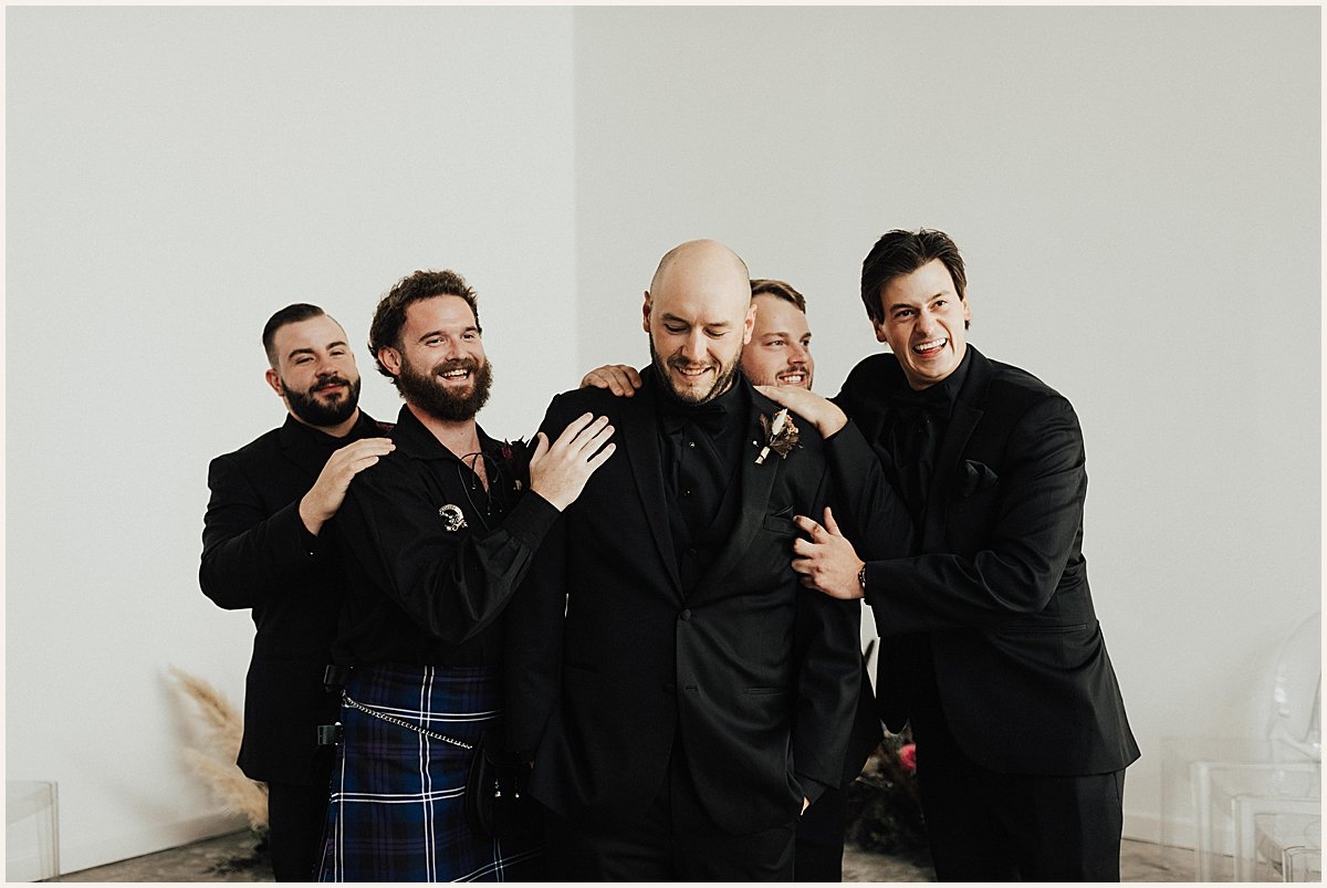 Groom and groomsmen laughing on wedding day | Lauren Parr Photography