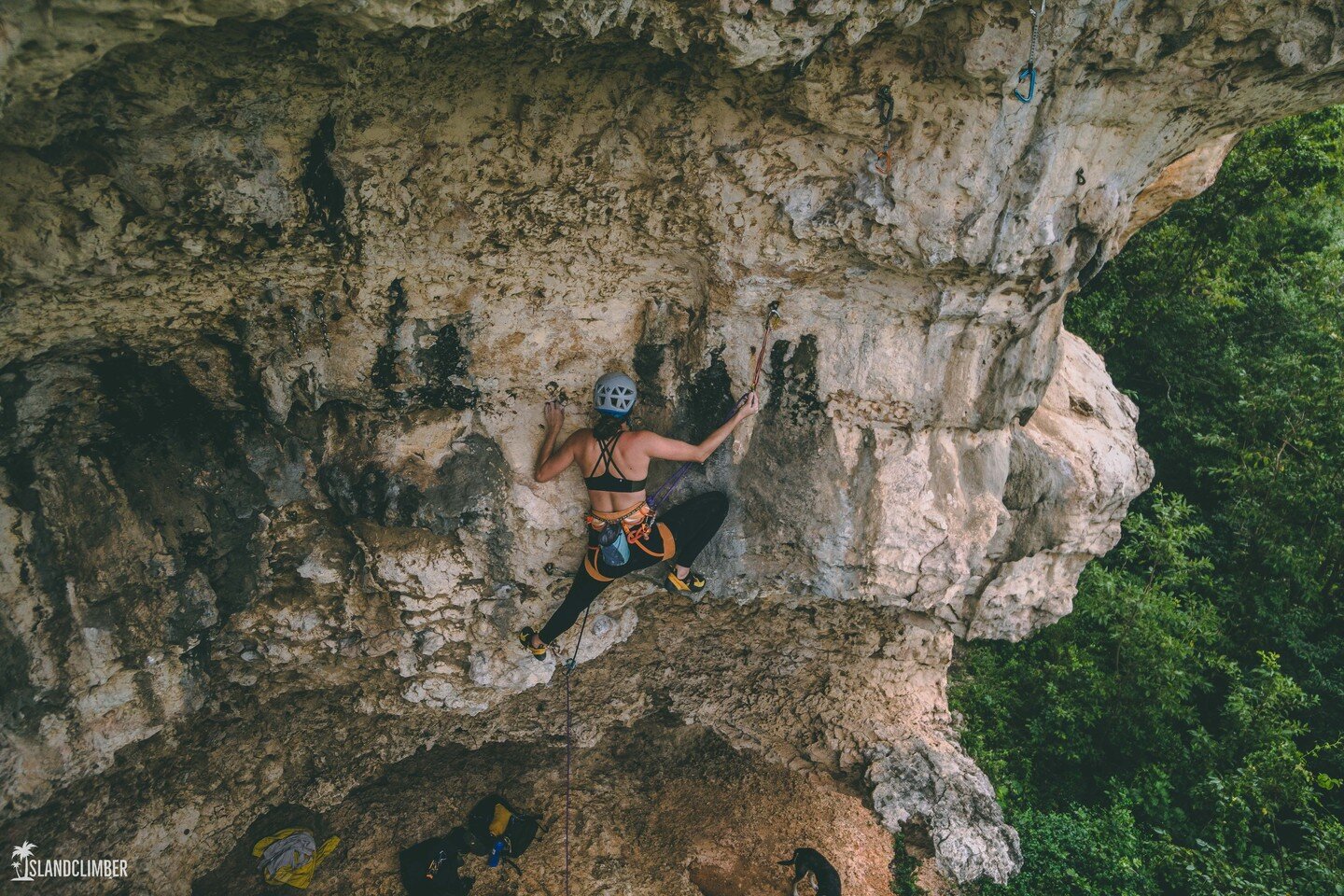 @nicolemvidal_ pasando la primera seccion de desplome y asegurandose al llegar al descanso antes de el crux final y desplome hasta las cadenas en la notoria via 'Simba' (5.12b) 

Ven y escala con nosotros este verano para que tengas una aventura inol