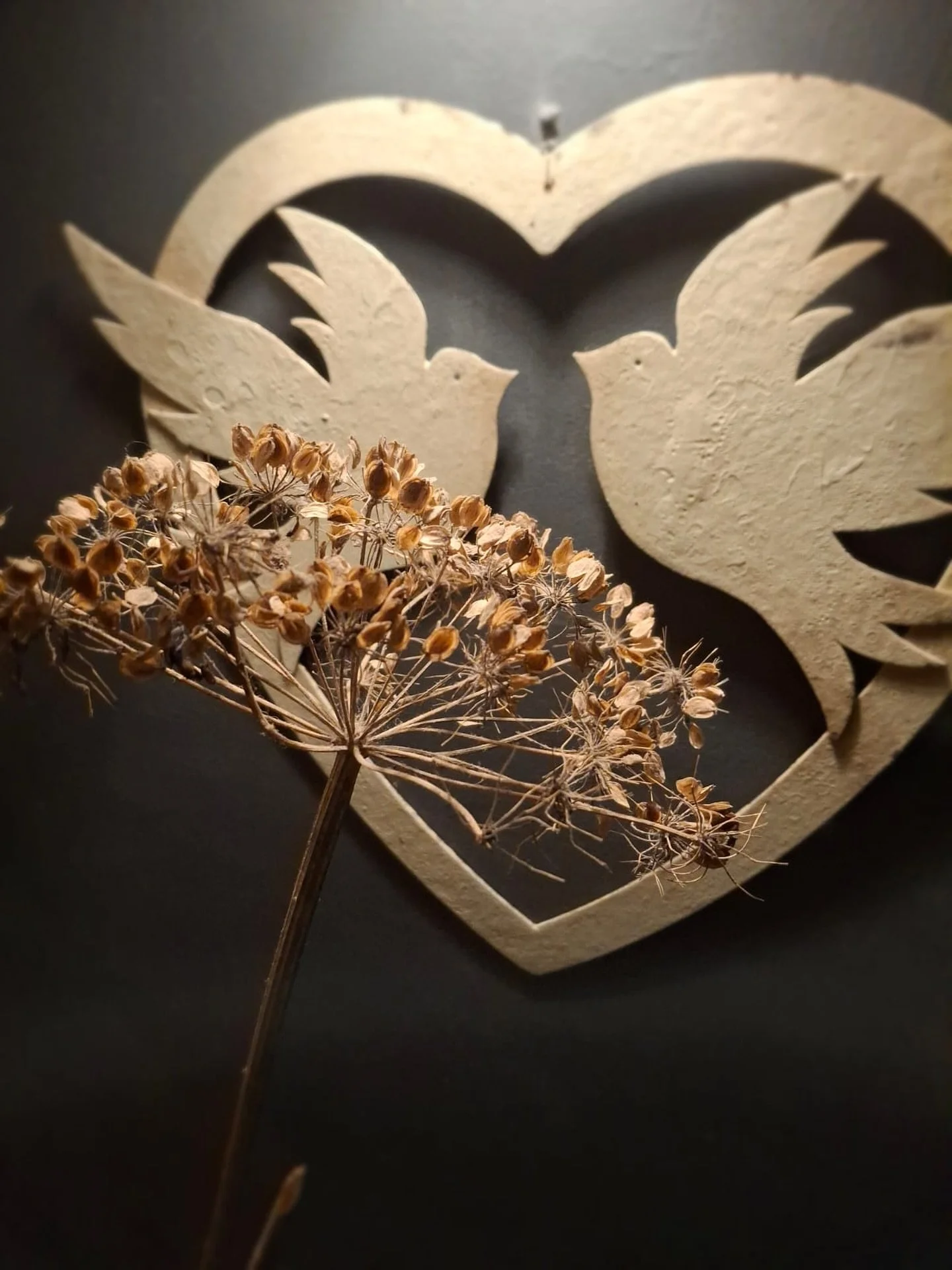 A loving corner at Random Thatch 🫶🏻 
Jim bought this for me when we lived in London at an eclectic little rustique interior decor shop😚 &hellip; we think it&rsquo;s very &lsquo;at home&rsquo;.

#interi&ouml;r #rustic #randomlife #eclecticliving