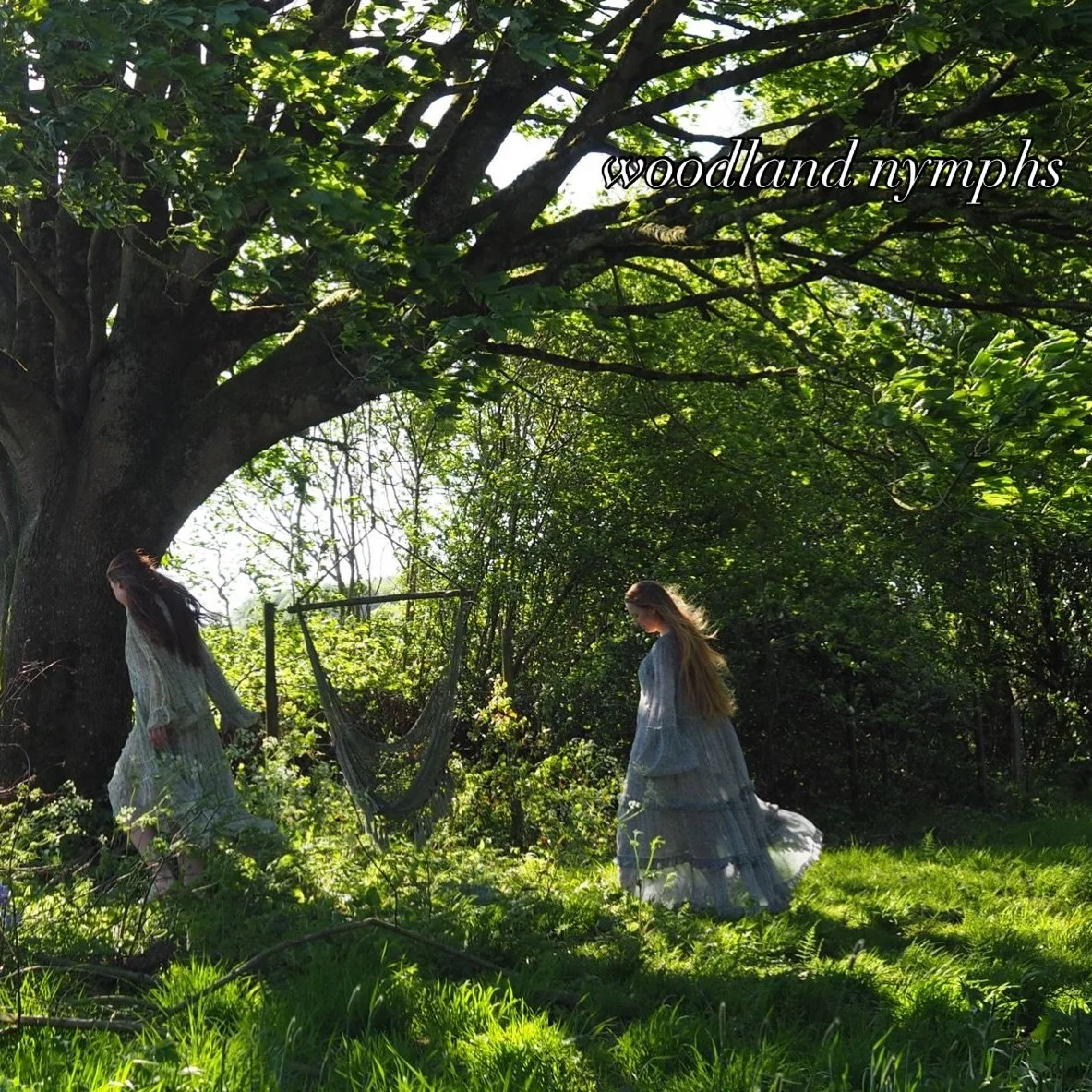 Beautiful early morning light in the grounds of @randomthatch - @holistic.liv &amp; @phoebe_stanton - 📷 by the brilliant @shellyvella

#Somerset #locationshoot #ruralliving #peacefulplaces #bohemianstyle