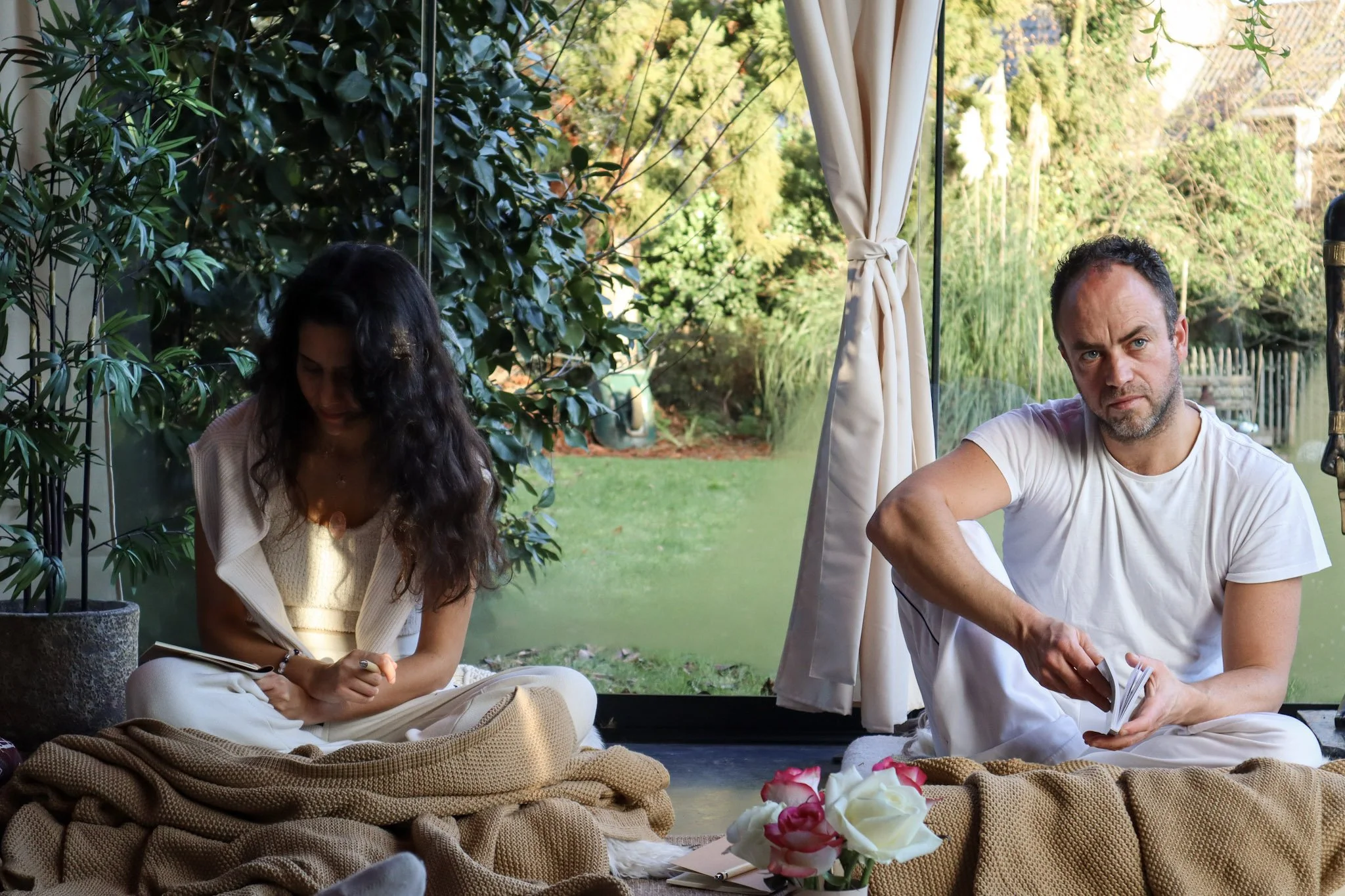 Deelnemers luisteren aandachtig en maken aantekeningen tijdens een Kundalini groepssessie van Melissa Cuyt