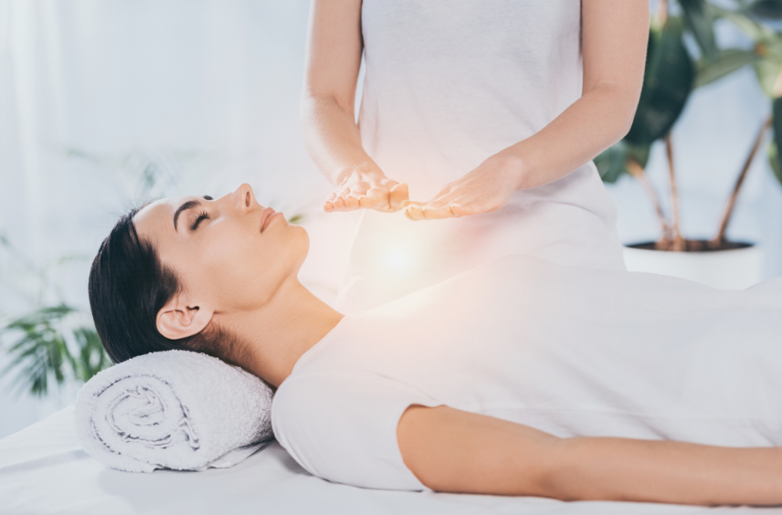 Aura en chakra healing gericht op het harmoniseren van energie en innerlijke balans.