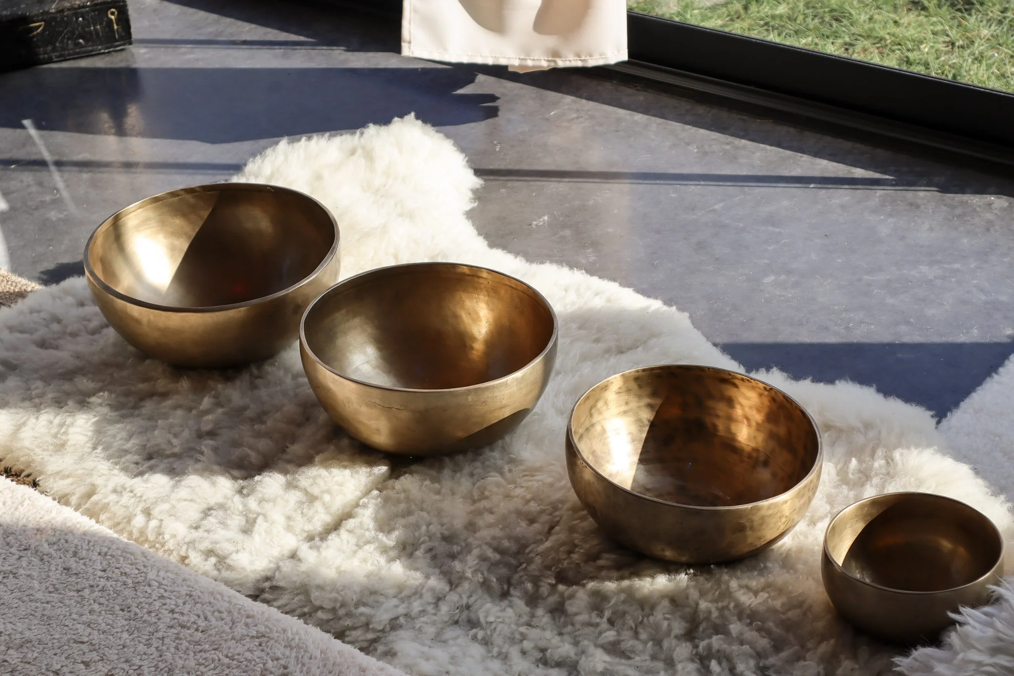 Klankschalen tijdens een sound healing sessie in Beerse