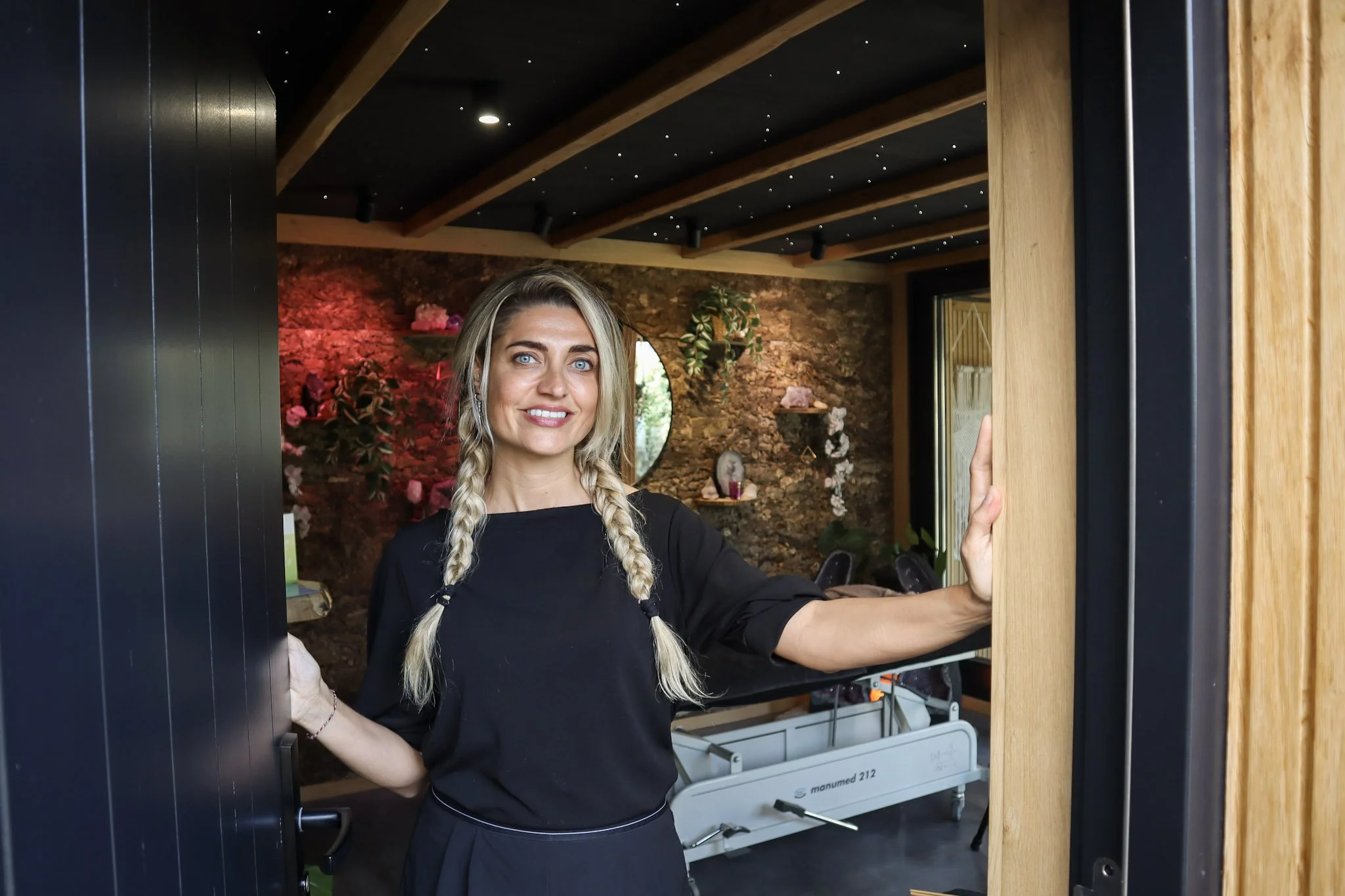 Melissa Cuyt bij de ingang van haar praktijk Hong Yan Zi Ji in Beerse