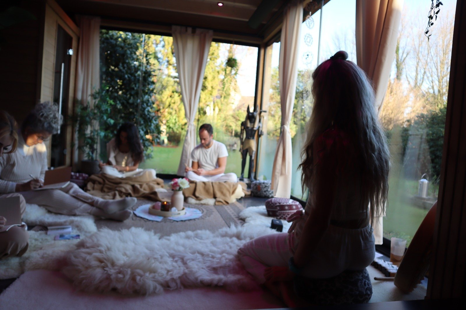 Kundalini activatie groepssessie in een kleine groep met aandacht voor veiligheid en verbinding.