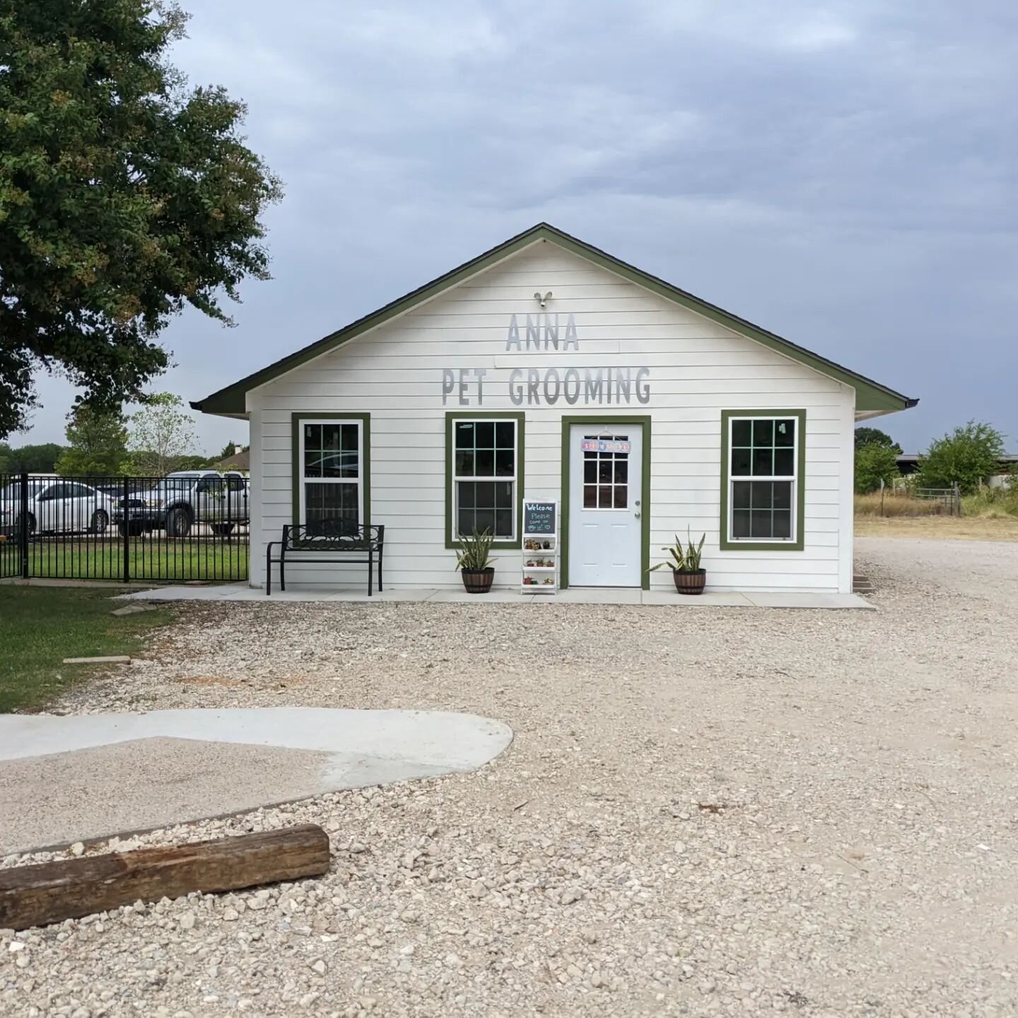 We're a little behind with this announcement, but Anna Veterinary Clinic now has Anna Pet Grooming as our neighbor! Come check out this wonderful addition to our veterinary community in Anna! We think they're pretty great and amazing at what they do!