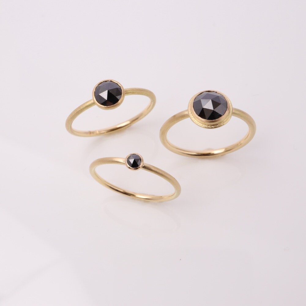 Schmuck_Langguth_3_schwarze_Diamantrosenringe_Gold_01.jpeg