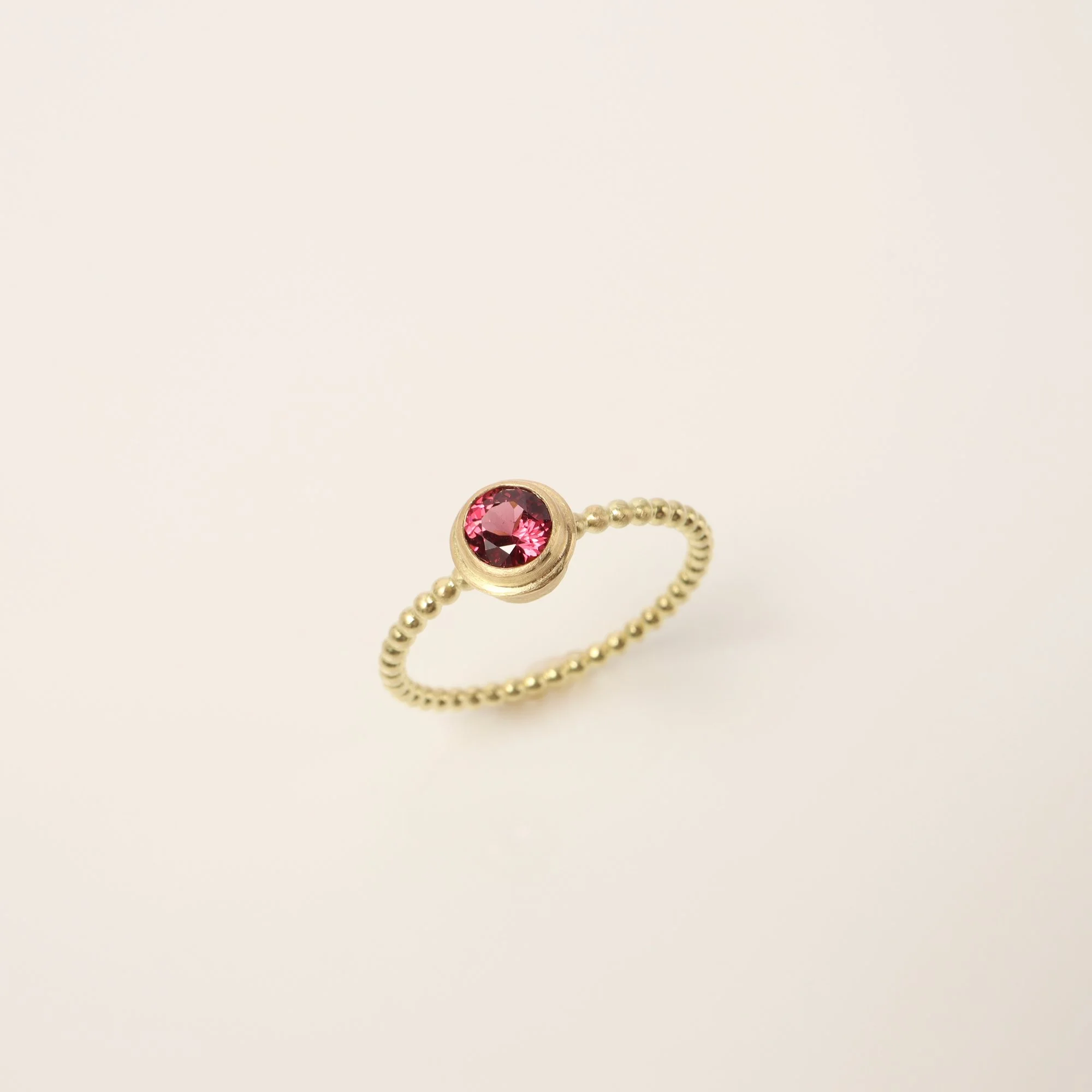 Granatring_750erGold_01_SchmuckLangguth.jpeg