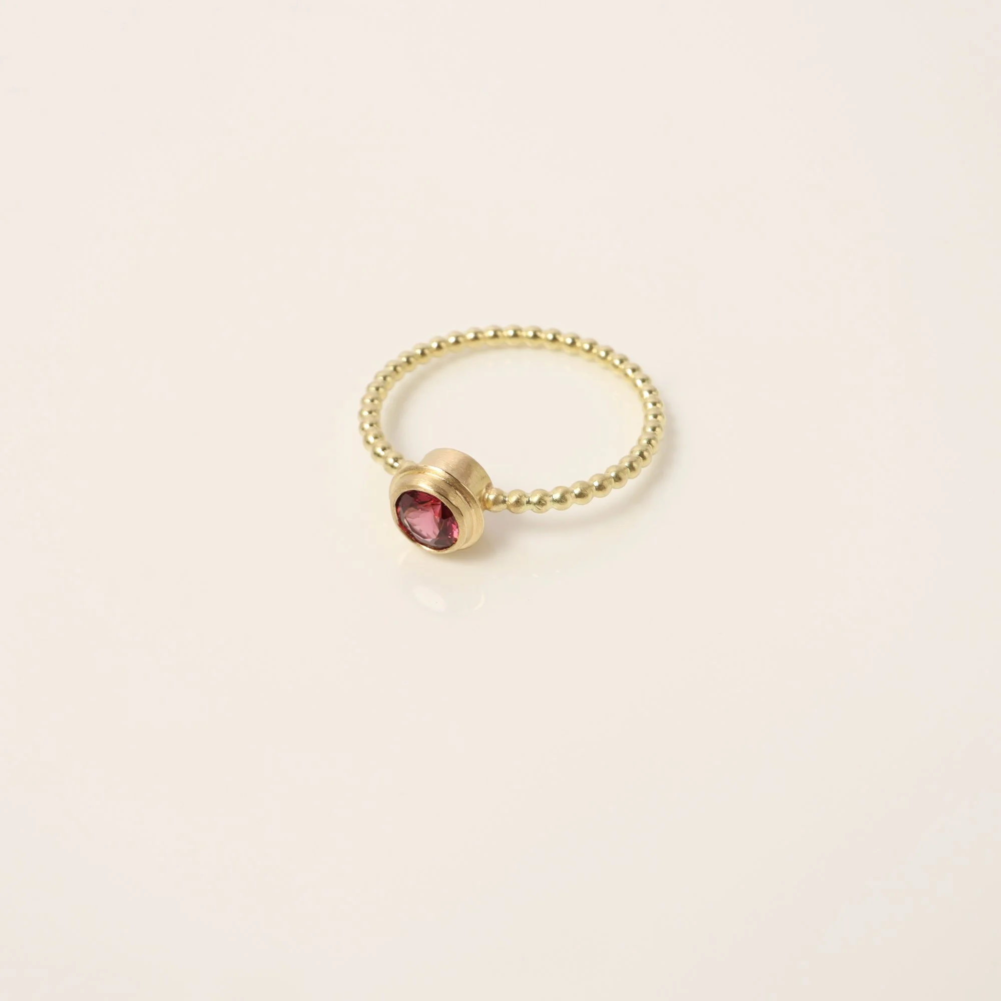 Granatring_750erGold_02_SchmuckLangguth.jpeg