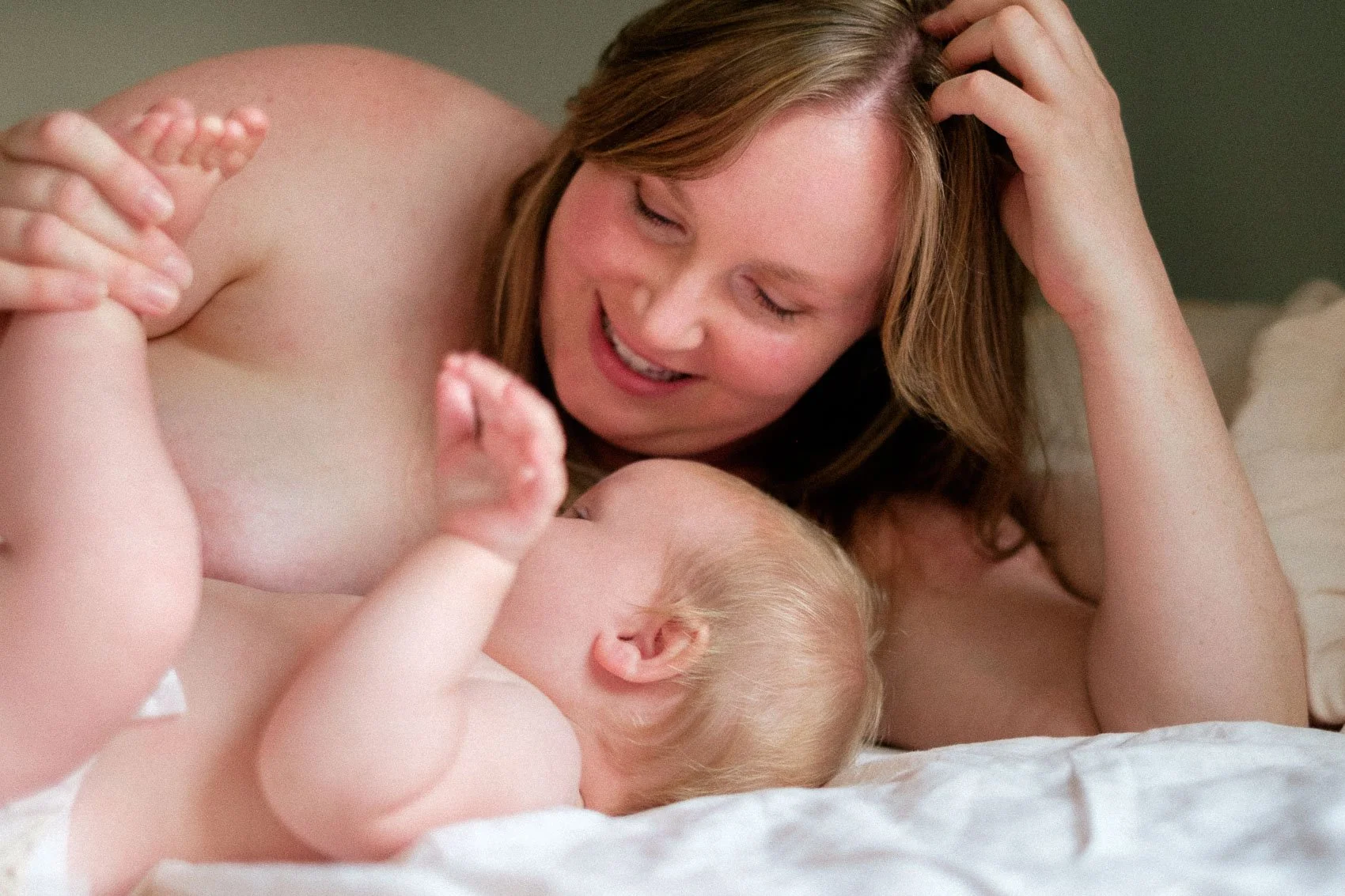 skin to skin of mom and nursing baby
