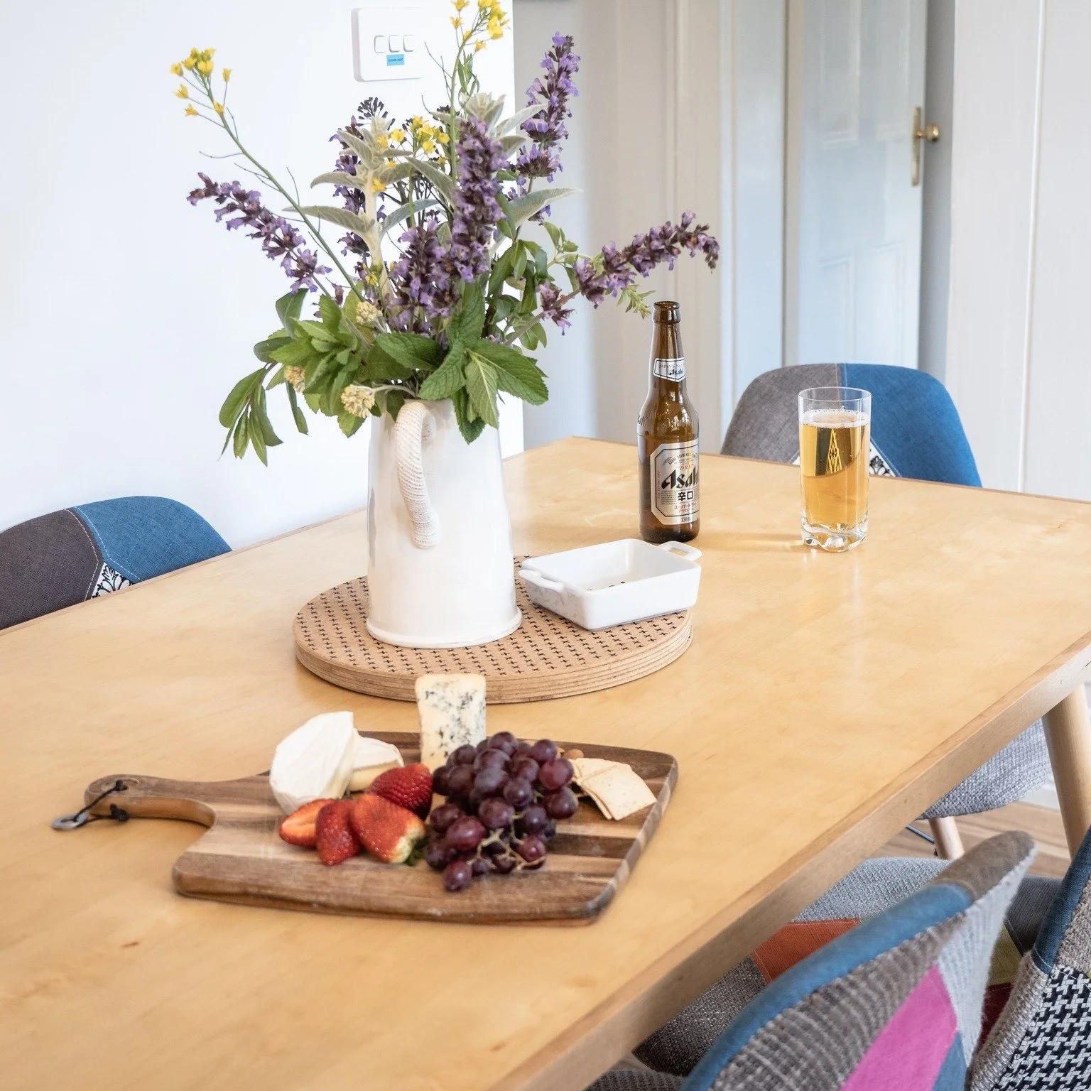 🍂 SEPTEMBER IN HOBART IS A VIBE 🍷🧣 Spring&rsquo;s peeking out, the air&rsquo;s still crisp, and our boutique stay is serving cozy realness with a side of Tassie charm.

Think: 🛏️ Snuggling into luxe linens after a day exploring Salamanca 🔥 Toast