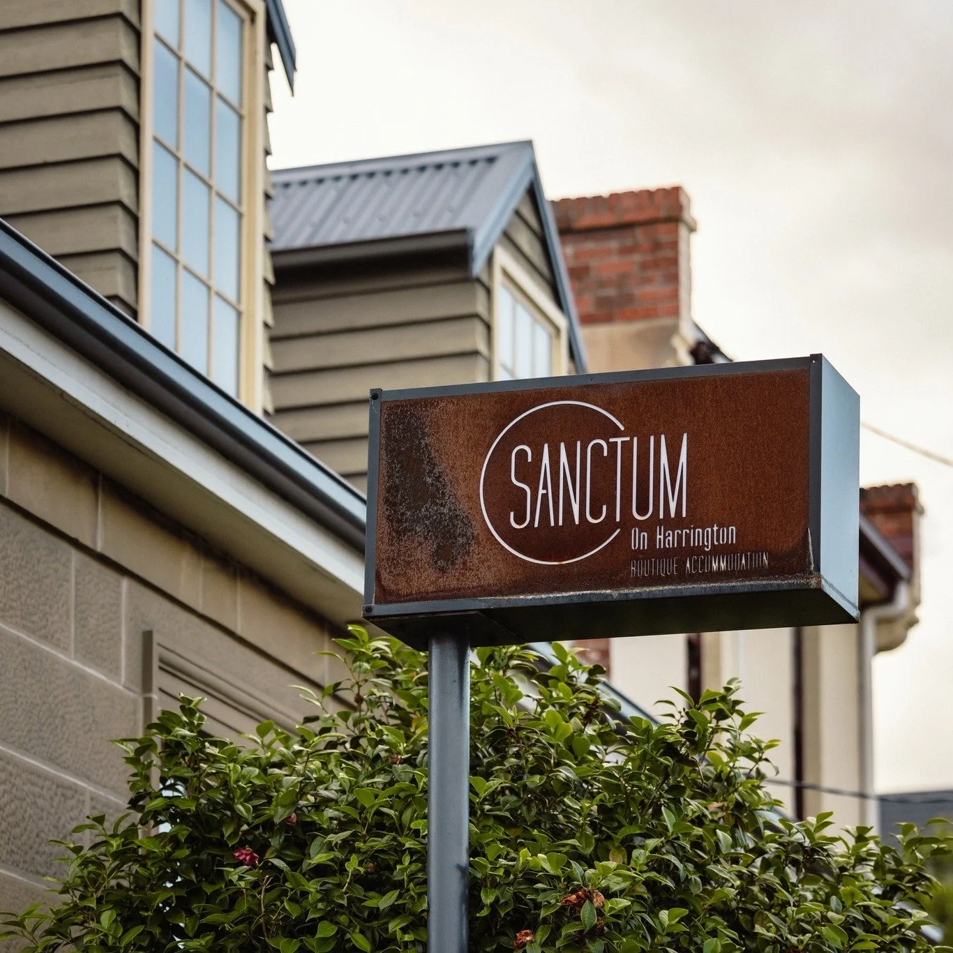 We've had some new followers recently, and I'm so glad you&rsquo;re here 🤍
Sanctum was created as a modern sanctuary, where elevated style meets intentional living.
Every room was carefully curated to bring a sense of calm, beauty, and luxury into y