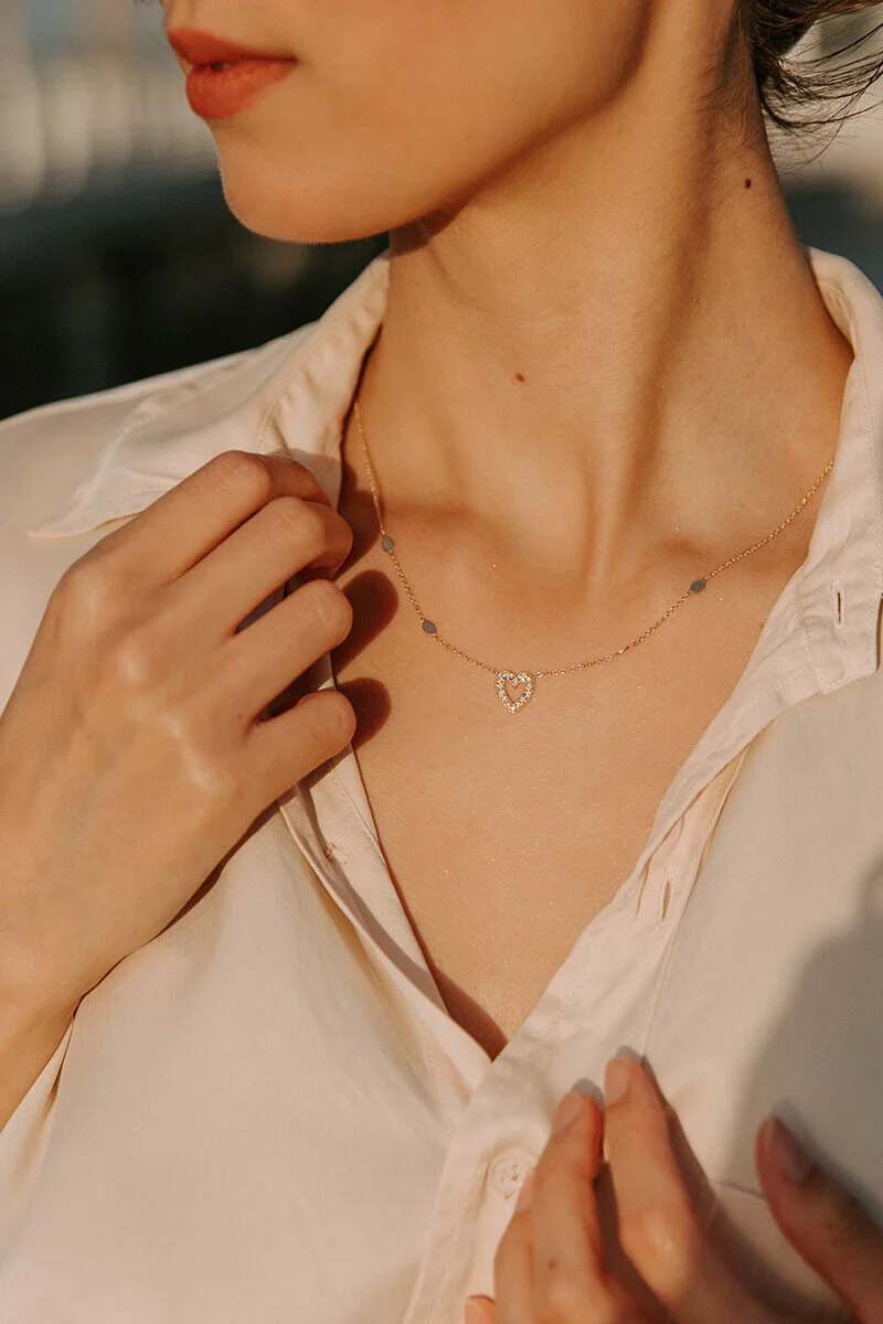 Erica Thompson Jewelry Modeling1.jpg