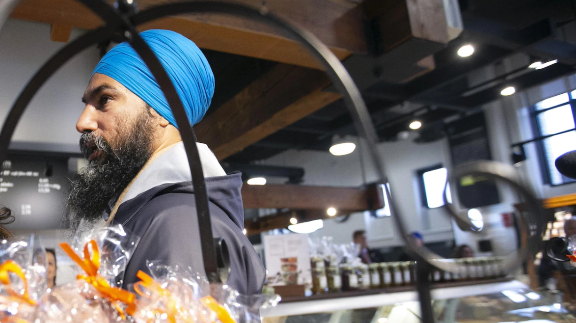 Jagmeet Singh interpellé au sujet de son turban à Montréal