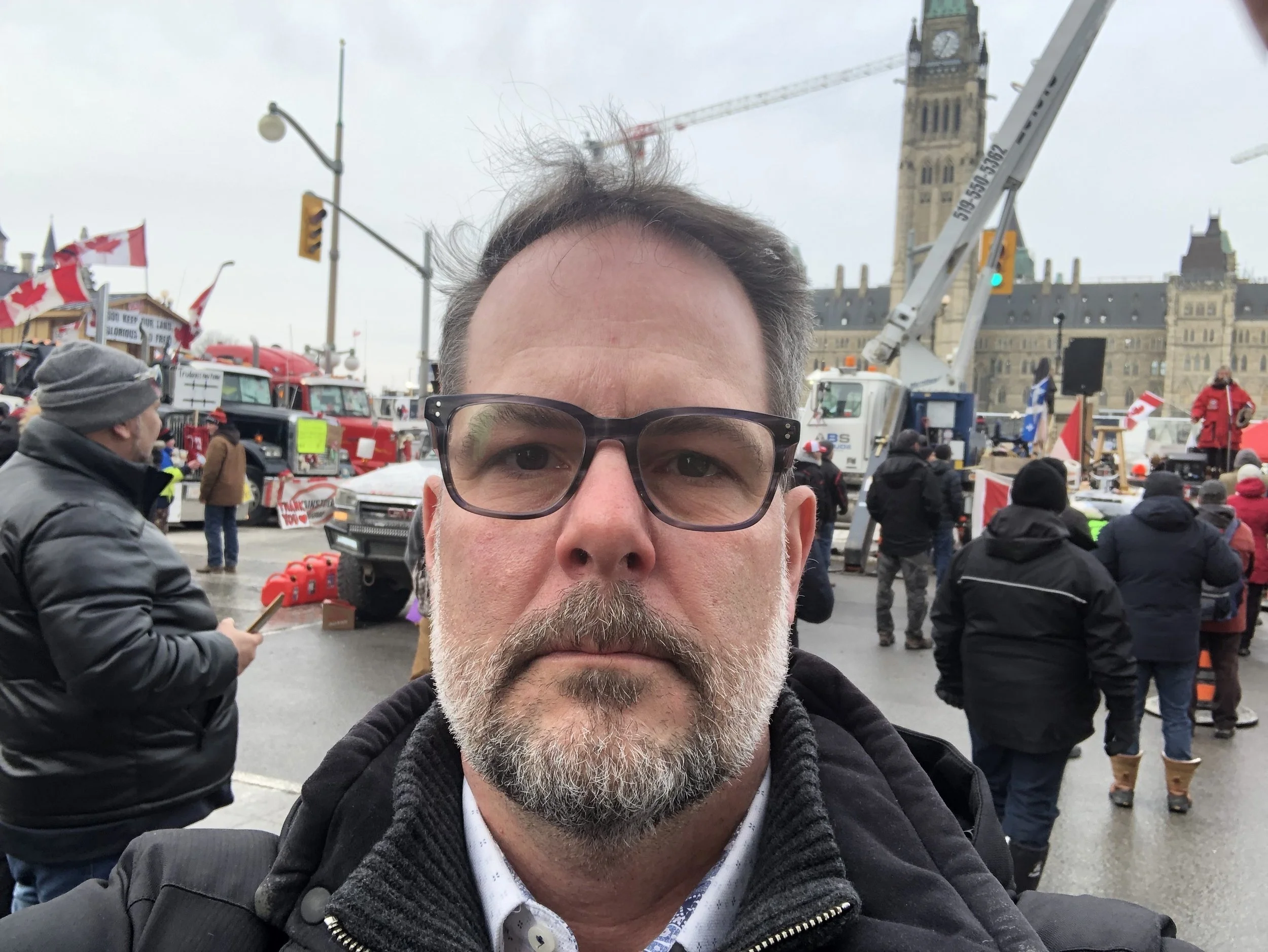 Une foule importante se masse juste en face du parlement