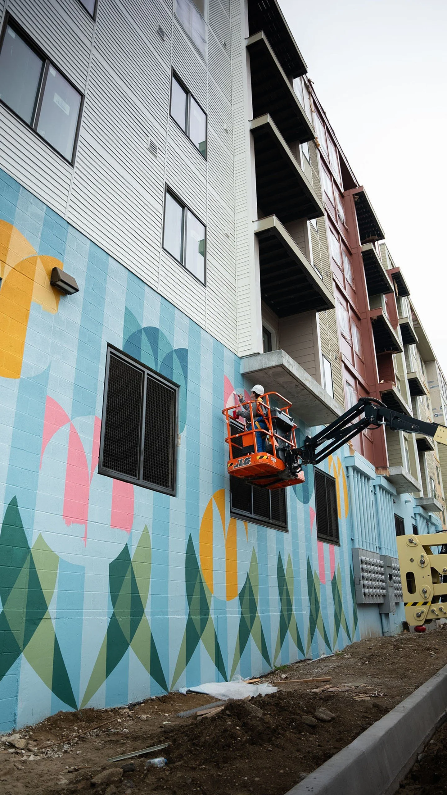 My biggest mural to date is in Broad Ripple at @Versaapartments ! 70 feet of geometric tulips. I enjoyed navigating the giant "canvas" with a boom lift—or should I say bloom lift? 😉
“Working with Siena Baldi on the Versa Apart