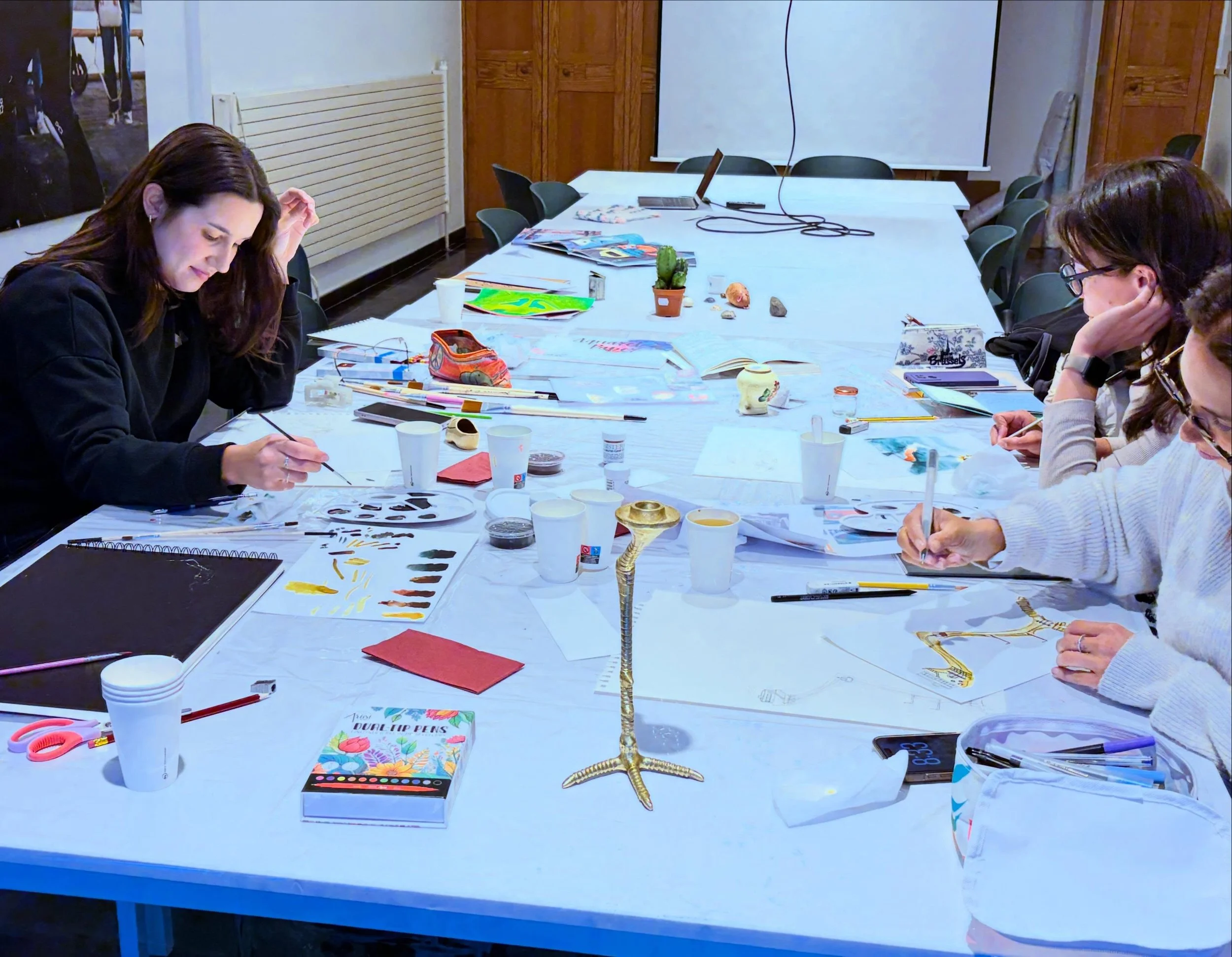 Several beautiful things happened this week, so I wanted to share how things are going! :) Starting with the one that excites me the most: our Illustratie Labo evenings. You can see my students making full use of their creative skills&mdash;enjoying 