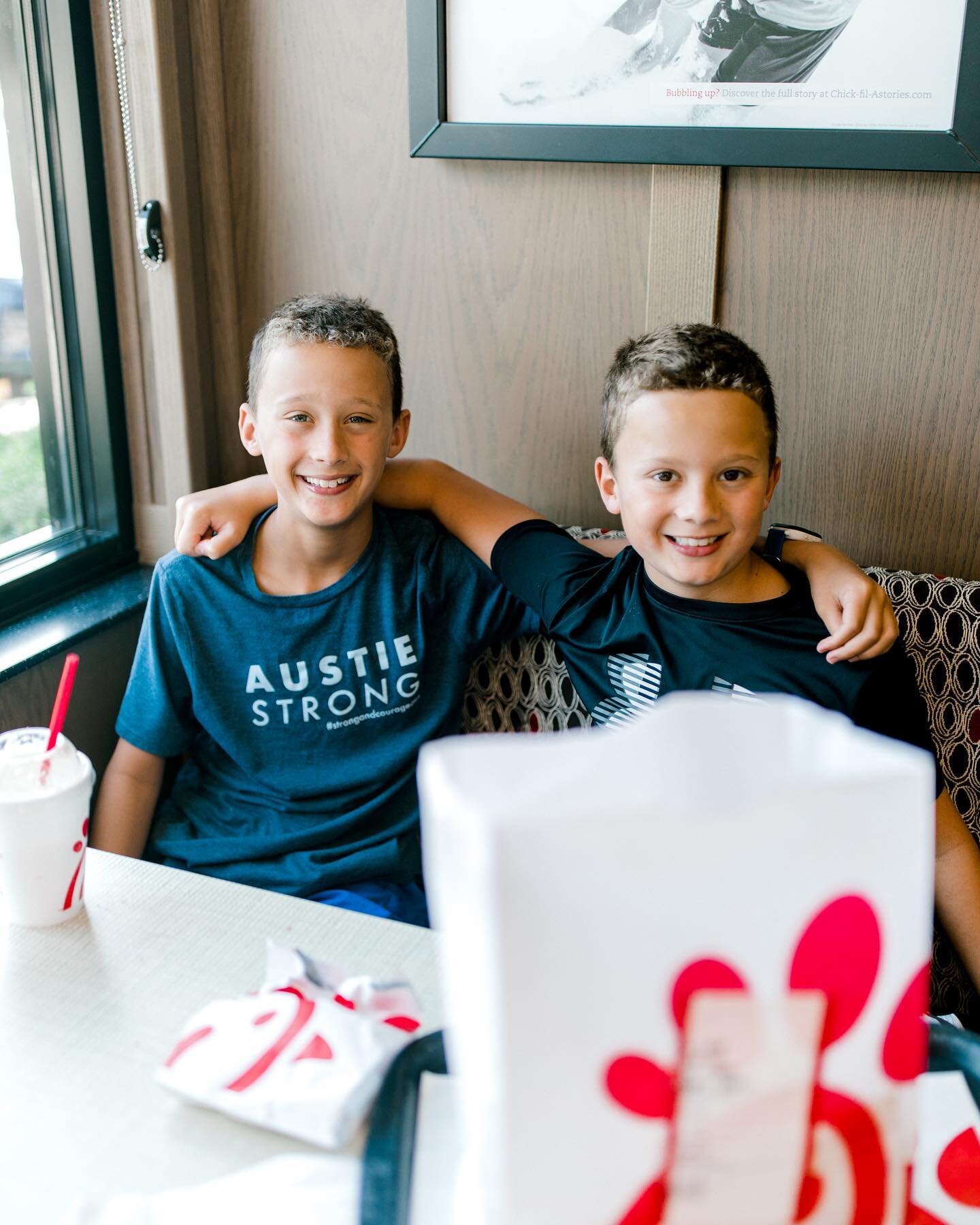 Nothing brings a smile to our faces like having guests in our dining room&mdash; especially families! Tag a sibling &amp; tell them you love them today! 🥰 #thelittlethings