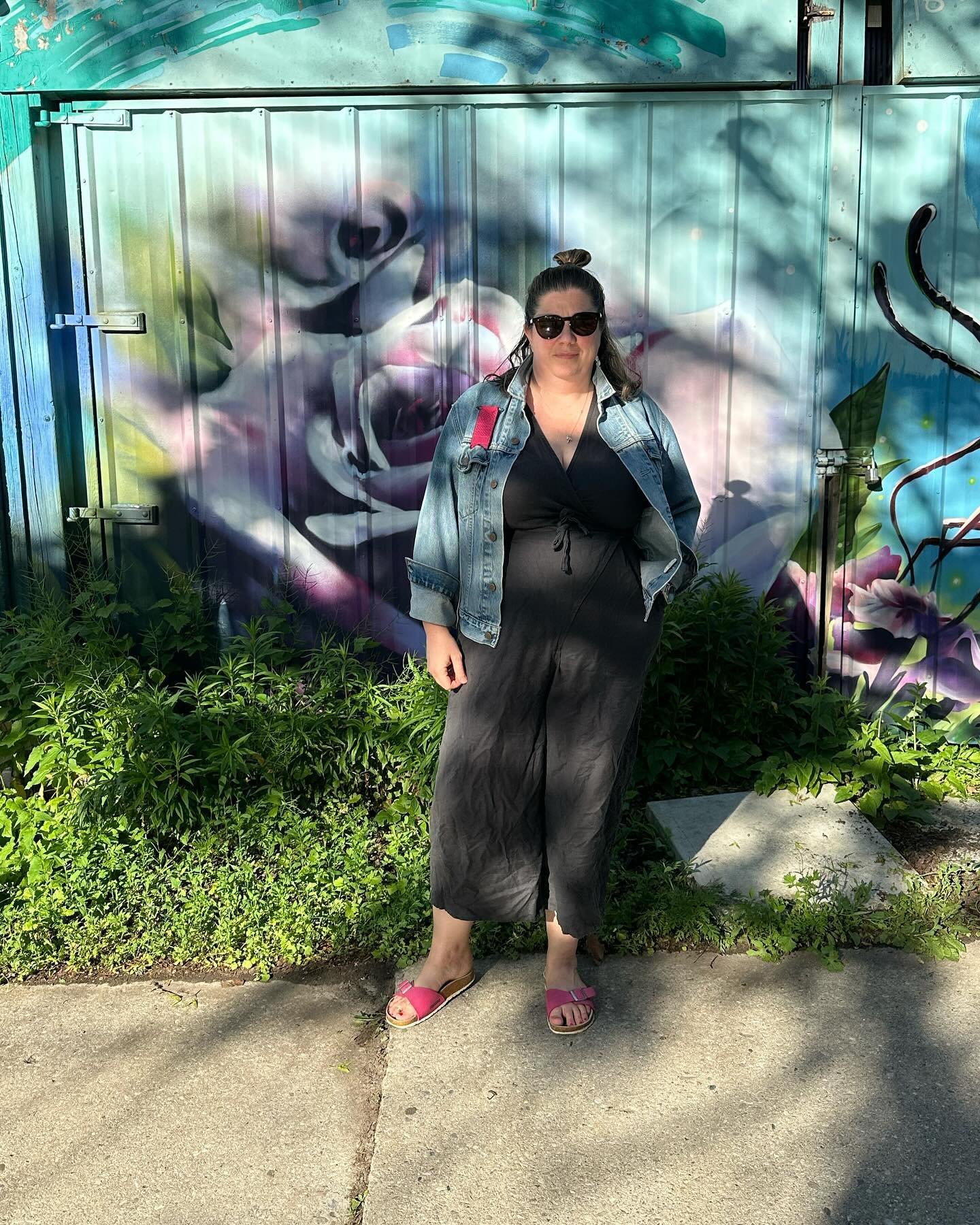 Zadie wins the getting dressed for the evening game again . Wearing my @papilionaceouspuresilk peace ribbon #memademay #zadiejumpsuit #papertheorypatterns #ceasefirenow🇵🇸 #freepalestine🇵🇸