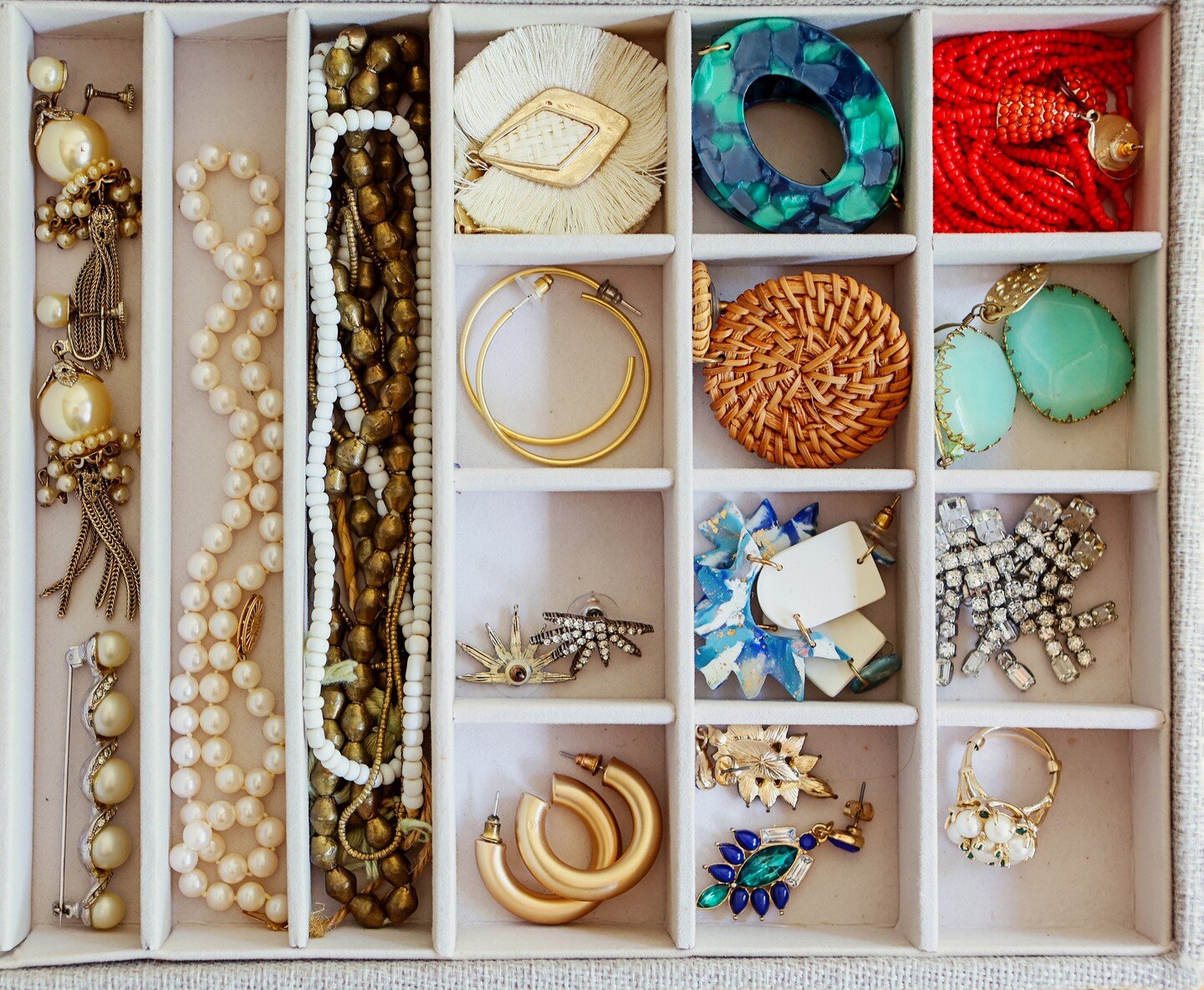 Can you SEE everything that you own? If you can't easily access it, what is the point of owning it? We love jewelry organizers like this. No need to shop for more when you love what you already own and enjoy shopping in your own closet!

Photo by @ra