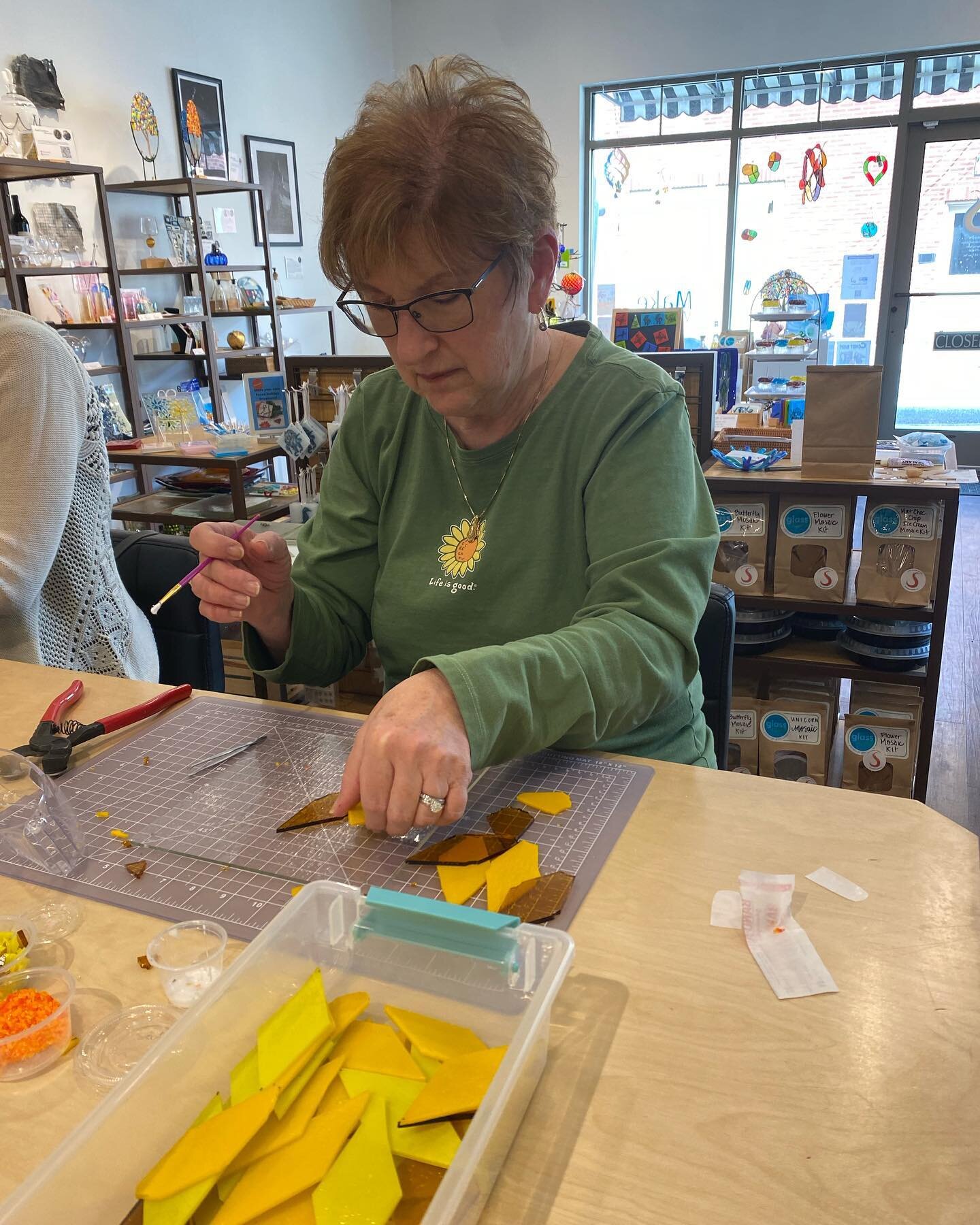 Sunflowers Galore! We&rsquo;re loving the sunflowers for Ukraine and our spring workshops!! &hellip;.#butlercountytourism #butlercountyexploremore #gozelie #zelienople #zelienoplepa #sunflower #sunflowersforukraine #glass #diy #diyclass #fusedglass #