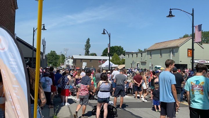 Happy 4th!! Huge crowd for the Zelienople Parade. Stop in and make some glass after! &hellip;.#4thofjuly #parade #fireworks #localbusiness #butlercountypa #butlercountyexploremore #gozelie #glassforsale #diy