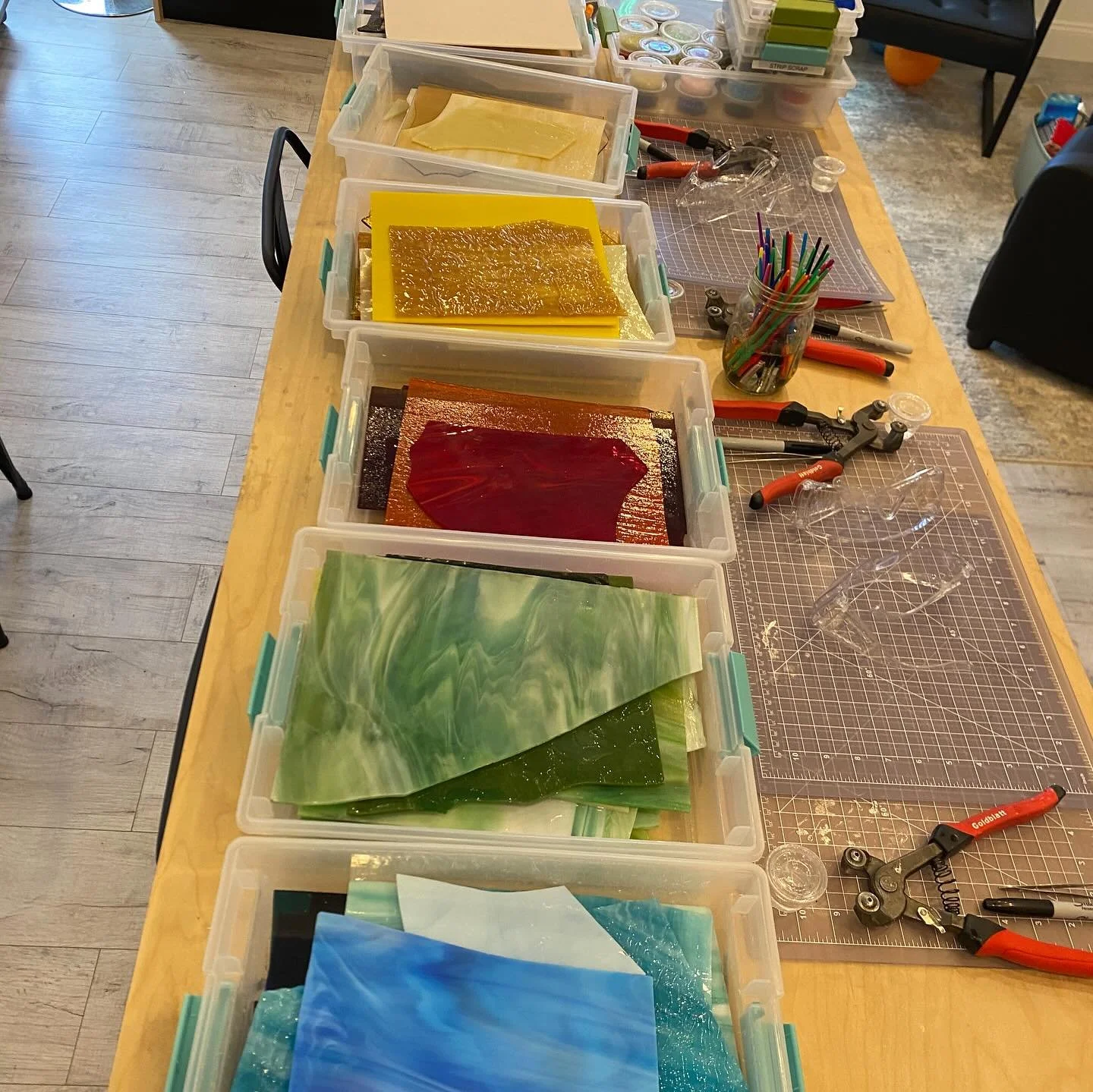 Who else is taking a stained glass class this weekend?! Saturday classes have space available! Window pockets (final offering of the year!) pumpkins and ghosts!! 🌱🎃👻 zelieglass.com