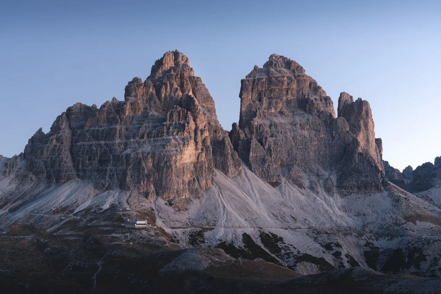 Tre Cime.
.
.
#travelnow #adventurers #natureshots #naturehippys_ #naturephotography #natures #natureshooters #naturecaptures #natureinfocus #natureview #nature_pics #mountainscape #mountainlove #mountainstories #mountaintrip #mountaingram #hikingthe