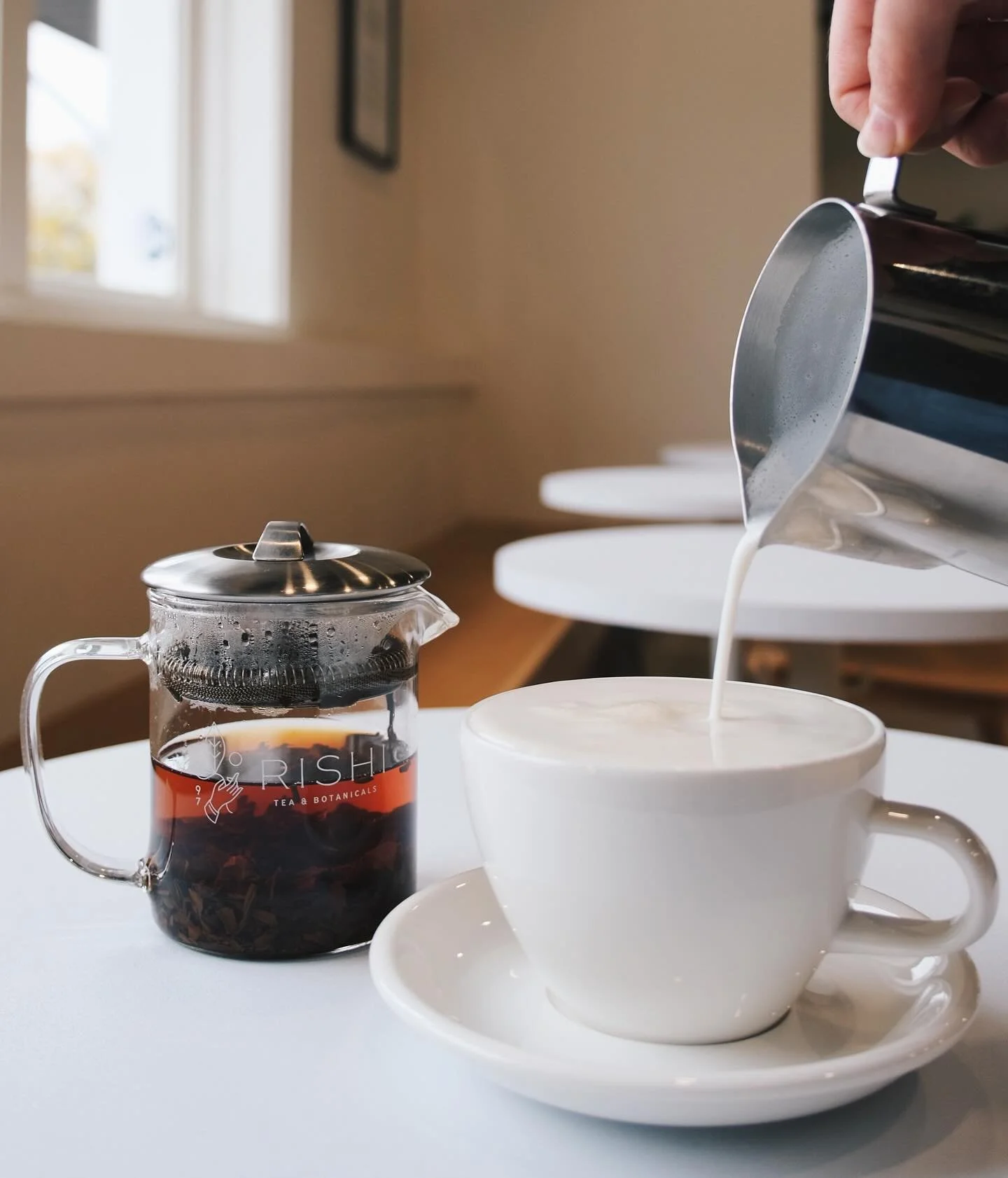The London Fog, a perfect fix for a rainy Monday. We use @rishitea Earl Grey with vanilla syrup + your milk of choice for this comforting, warm drink!
-
#dewitt #downtowndewitt #midmichigan #specialtycoffee #tea #teatime #londonfog #msu #eastlansing 