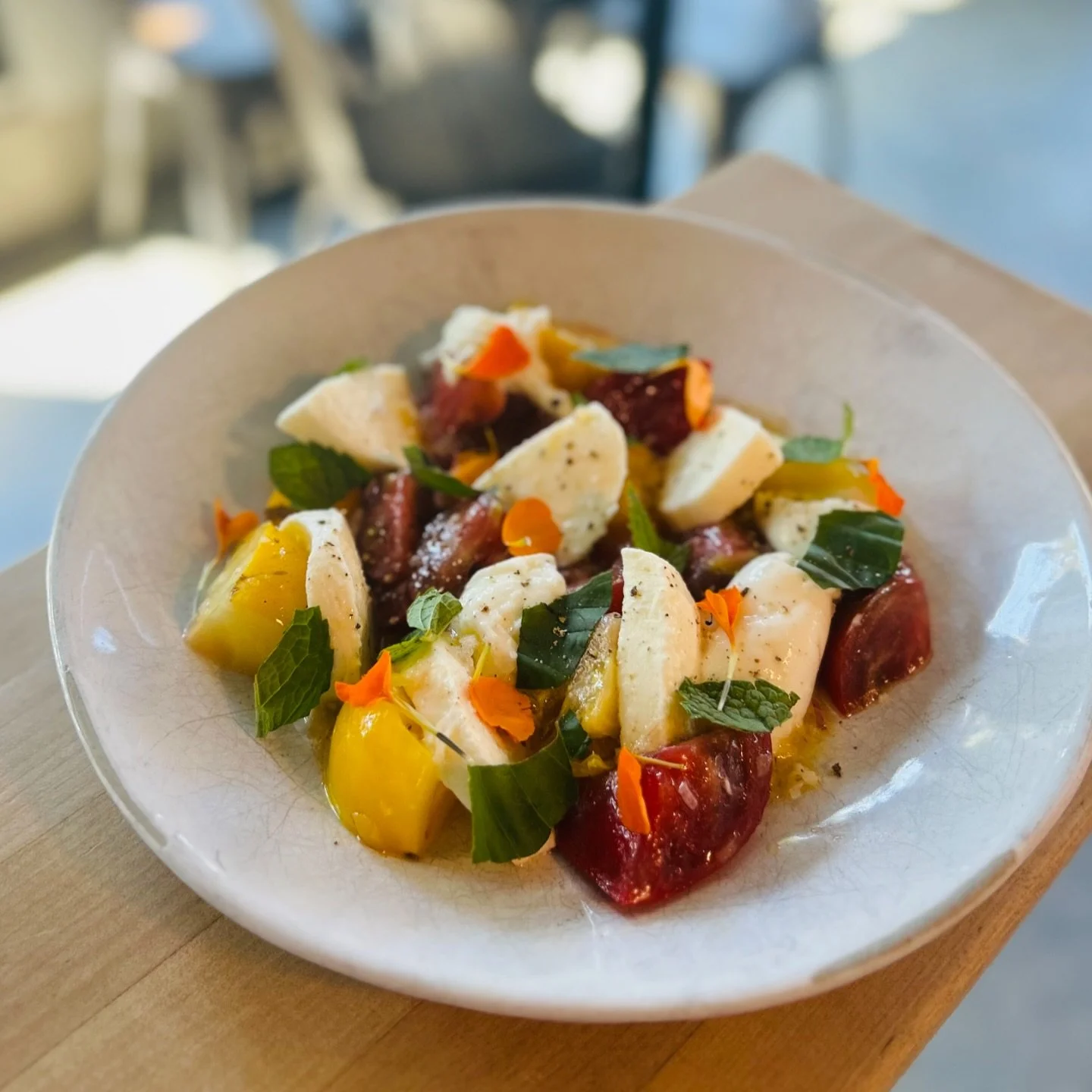 Did someone say Heirloom Tomatoes?? 🍅😮&zwj;💨

#autumnseattle // #generalharvestseattle 
.
.
.
.
#photooftheday #seattlelife #foodlover #dailyfoodfeed #forkyeah #eats #feedfeed #foodpics #topfoodnews #huffposttaste #seattlefoodlove #seattleeats #ea