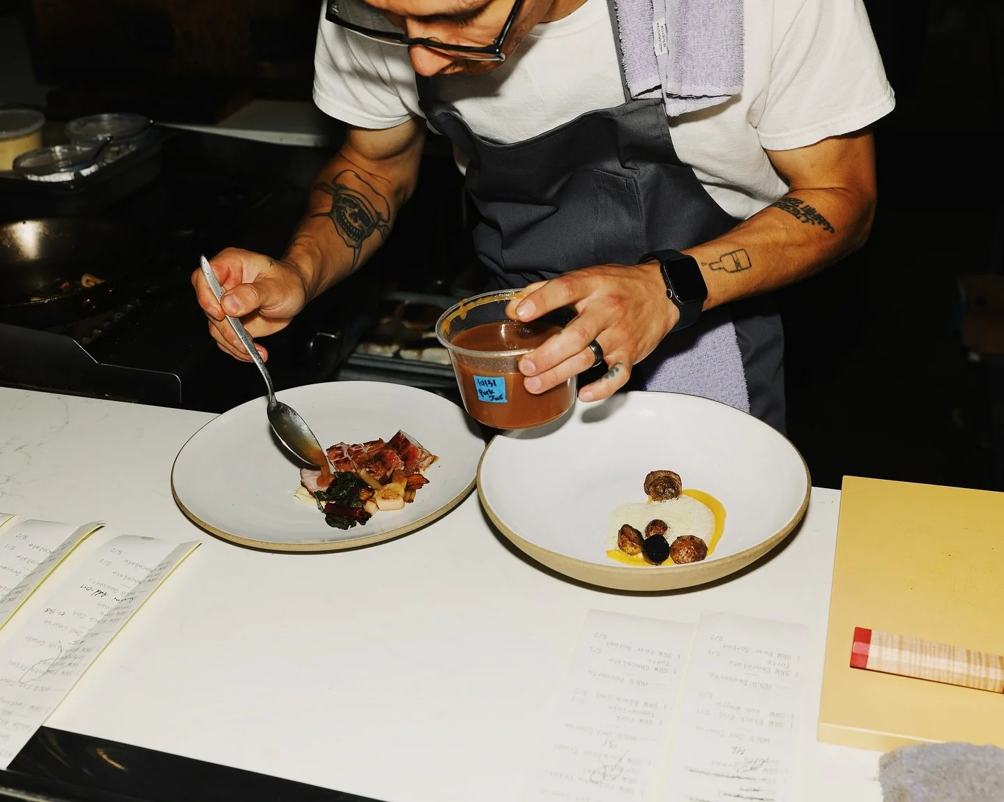 Chef Ricardo applies the final dressings to our Seattle Restaurant Week specials during a busy night of service. Experience the special menu tonight before we transition back to our fall menu.

Reservations available in bio! 🔗