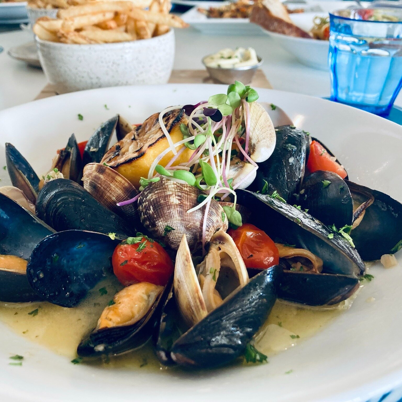 Our Mussel + Clam Hot Pot is the perfect appetizer for sharing! It's served with our crispy, mouth-watering fries and aioli.
.
We also have our Seasider Sizzler Plates available tonight. Chicken, beef or prawns served with rice and veggies for only $