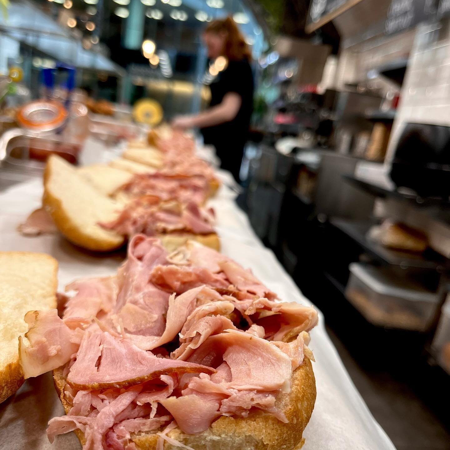 getting ready for lunch.

our ham gets an extended cure in @teeling_whiskey and brown sugar, smoked with the wood from the barrels it was made in and the sliced. 

lunch from 11:30 until 15:00. 

#baggotstreet #hatchstreet #tirdeli #irishfood #teelin