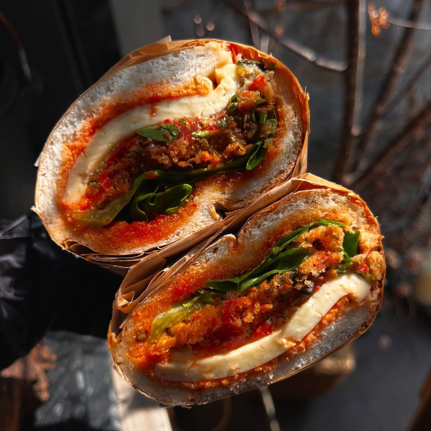 samhradh halloumi melt
gooey @toonsbridge halloumi, smoked o’flynn’s tomato pesto, irish summer salsa, pumpkin crumb, hot honey, summer greens, on @oaksmokebakery ciabatta.
it’s a summery belter