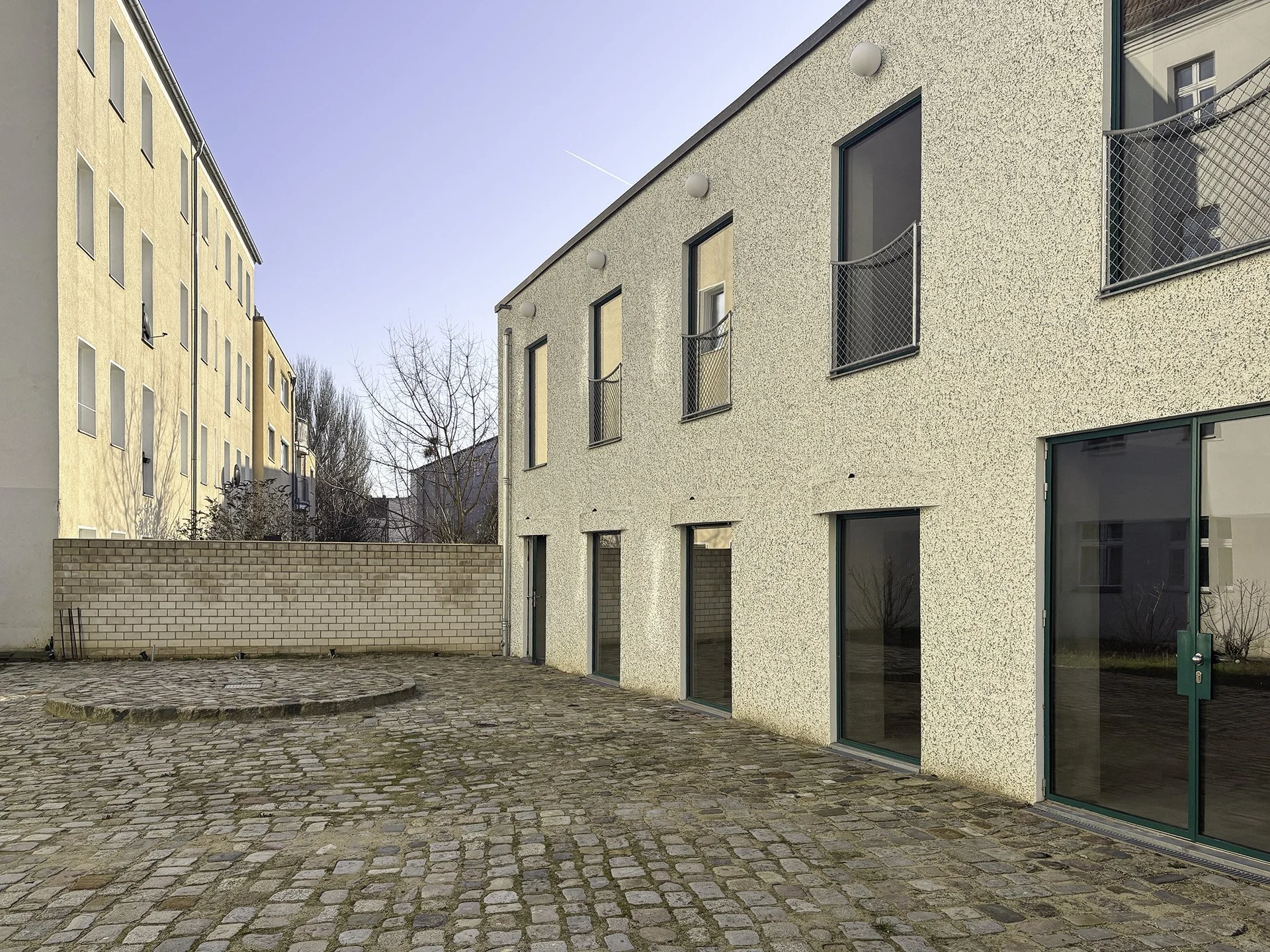 Raum für Arbeit, Kultur und Architektur – Neu interpretierte Remise in ruhiger Hoflage