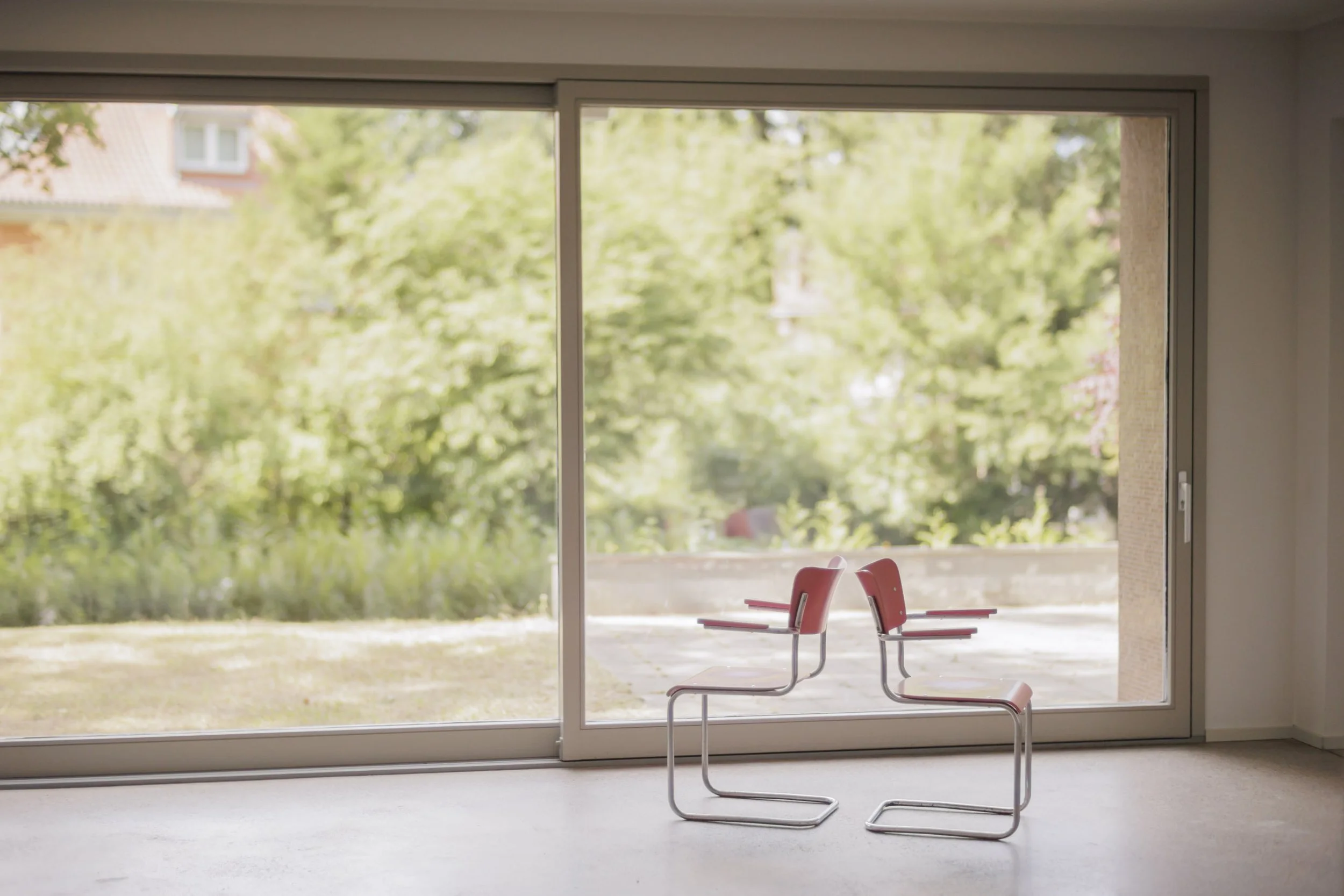 Lichtdurchflutetes Architektenhaus mit Dachterrasse und idyllischem Garten am Waldrand