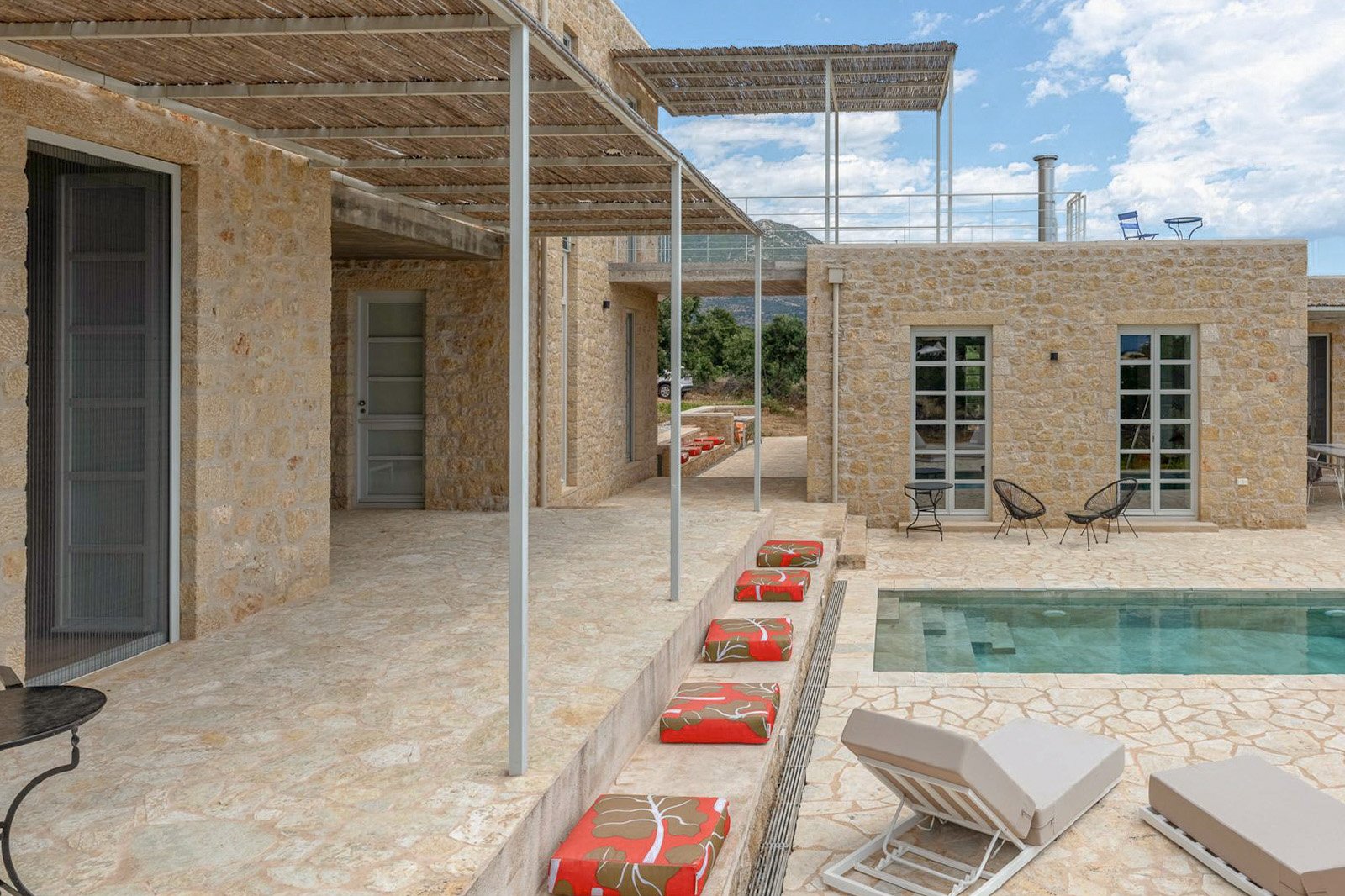 Weitblick über das Ionische Meer – Klassische Mani-Architektur trifft moderne Bauhaus-Elemente