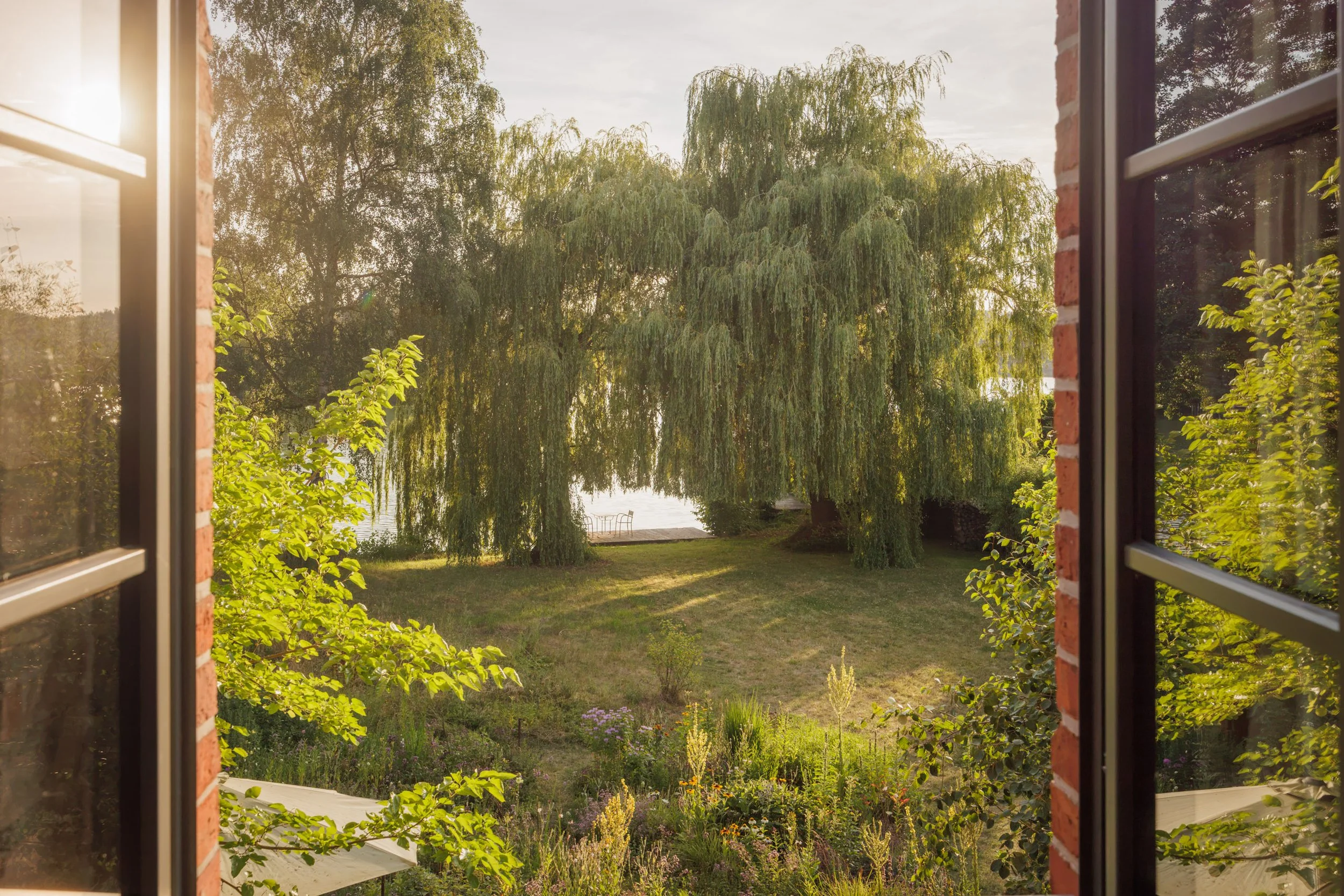 Visionäre Residenz mit privatem Seezugang in der Feldberger Seenlandschaft entworfen von wespi de meuron romeo architekten