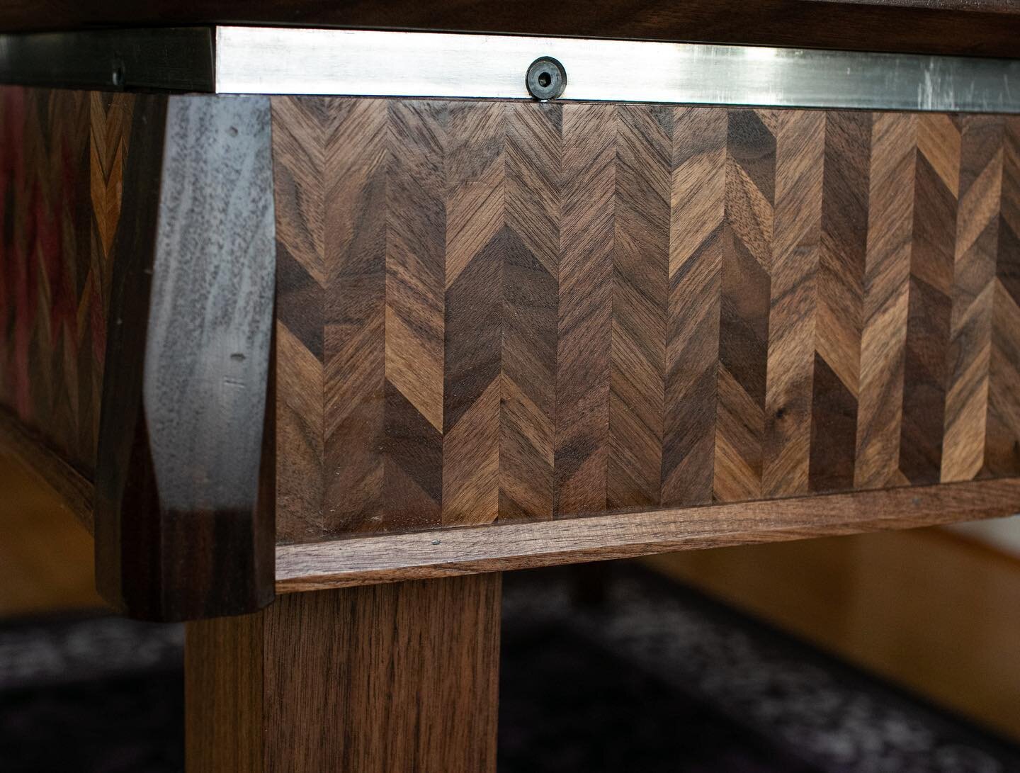 Chevron with only walnut keeps finding its way into my projects. Walnut is such an amazing species with a lot of variations in grain and color - I love it by itself, natural and chaotic, beautiful. I also really love patterns because they immediately