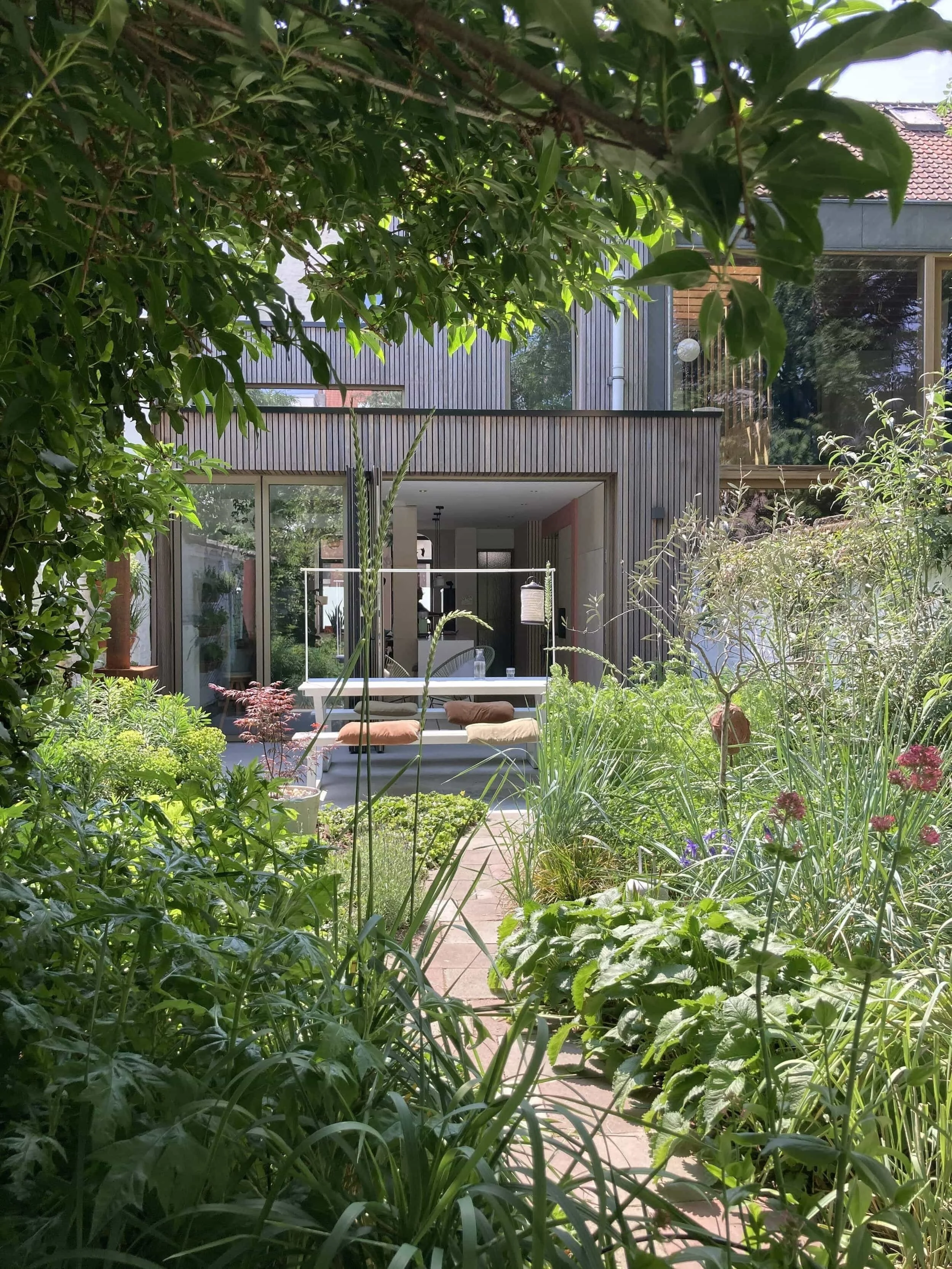 lommerrijke stadstuin met struinpad