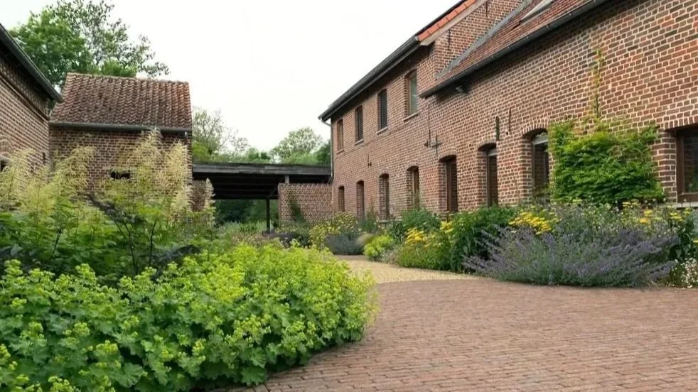 de-tuinen-van-tom-struyf-tuinontwerp-binnenplaats-binnenkoer-erfinrichting-boerderij-tuinontwerp-tuinarchitect-kleiklinkers-vaste-planten-borders.jpeg