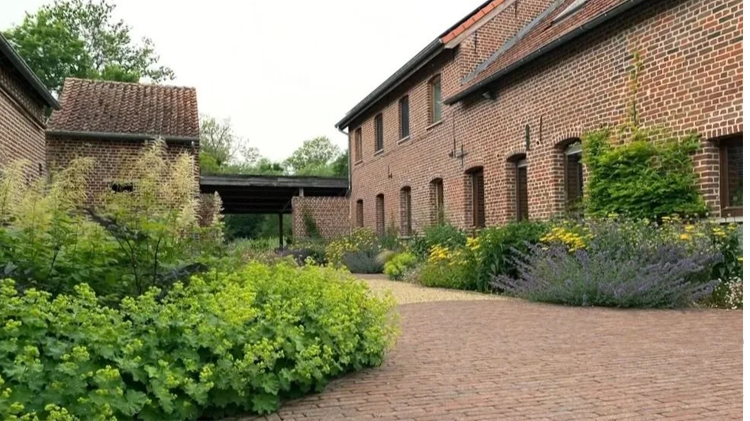 de-tuinen-van-tom-struyf-tuinontwerp-binnenplaats-binnenkoer-erfinrichting-boerderij-tuinontwerp-tuinarchitect-kleiklinkers-vaste-planten-borders.png