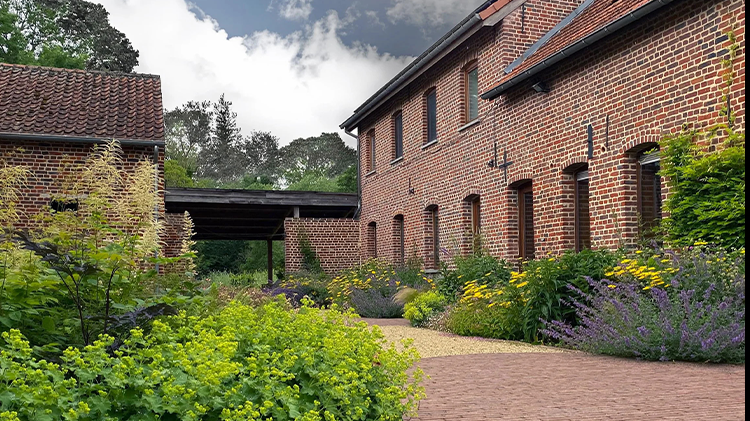 de-tuinen-van-tom-struyf-tuinontwerp-binnenplaats-binnenkoer-erfinrichting-boerderij-tuinontwerp-tuinarchitect-kleiklinkers-vaste-planten-borders.png