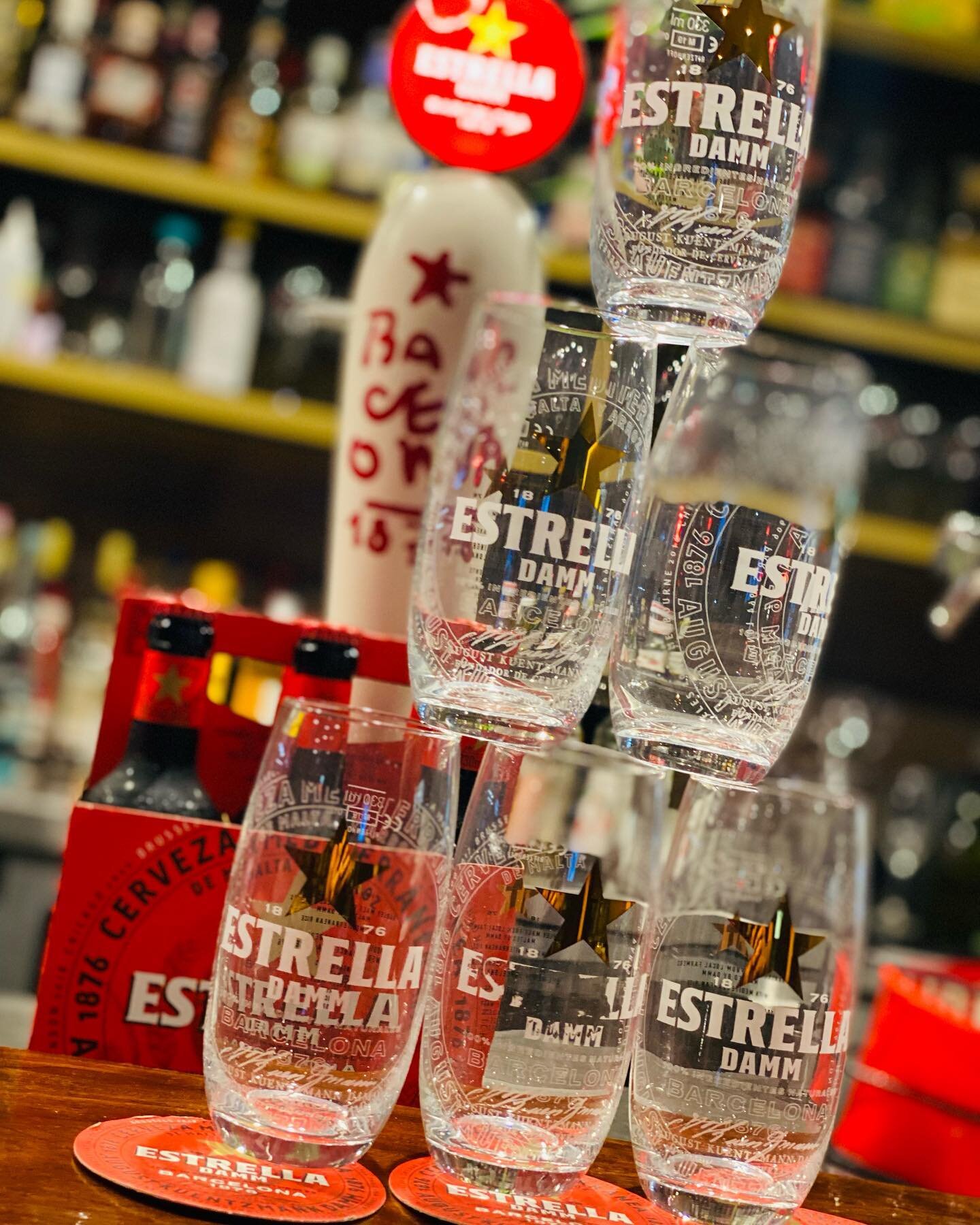 Not that you really need an excuse to come to @amantetapasbulimba on Father&rsquo;s Day 😜
However we have been gifted these beautiful @estrelladamm embossed glasses  and an ice cold 6 pack of their finest Cerveza to give away to a lucky Dad tomorrow