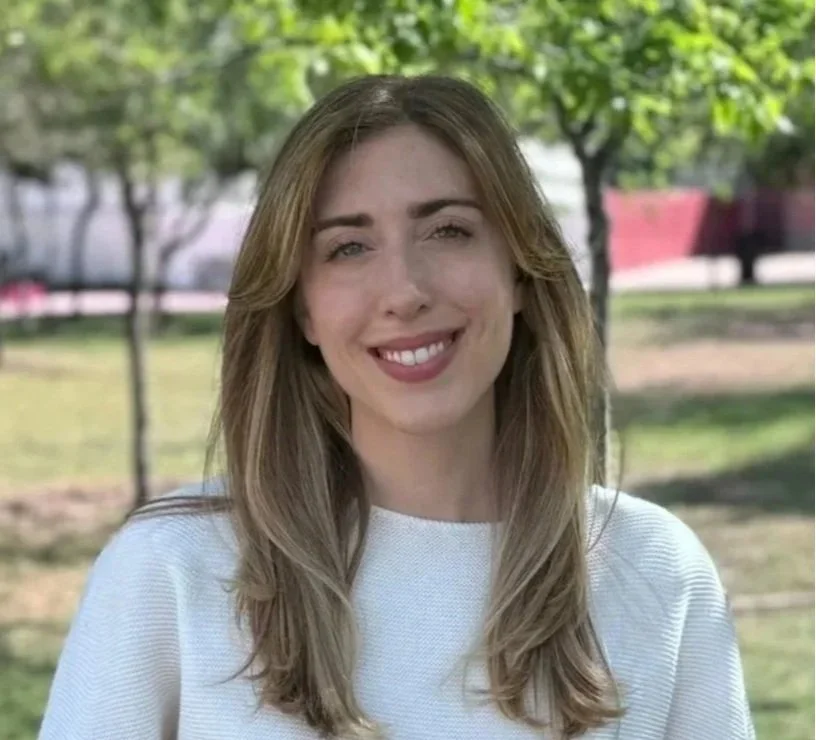 Perinatal therapist, postprtum therapist for moms in DC standing outdoors