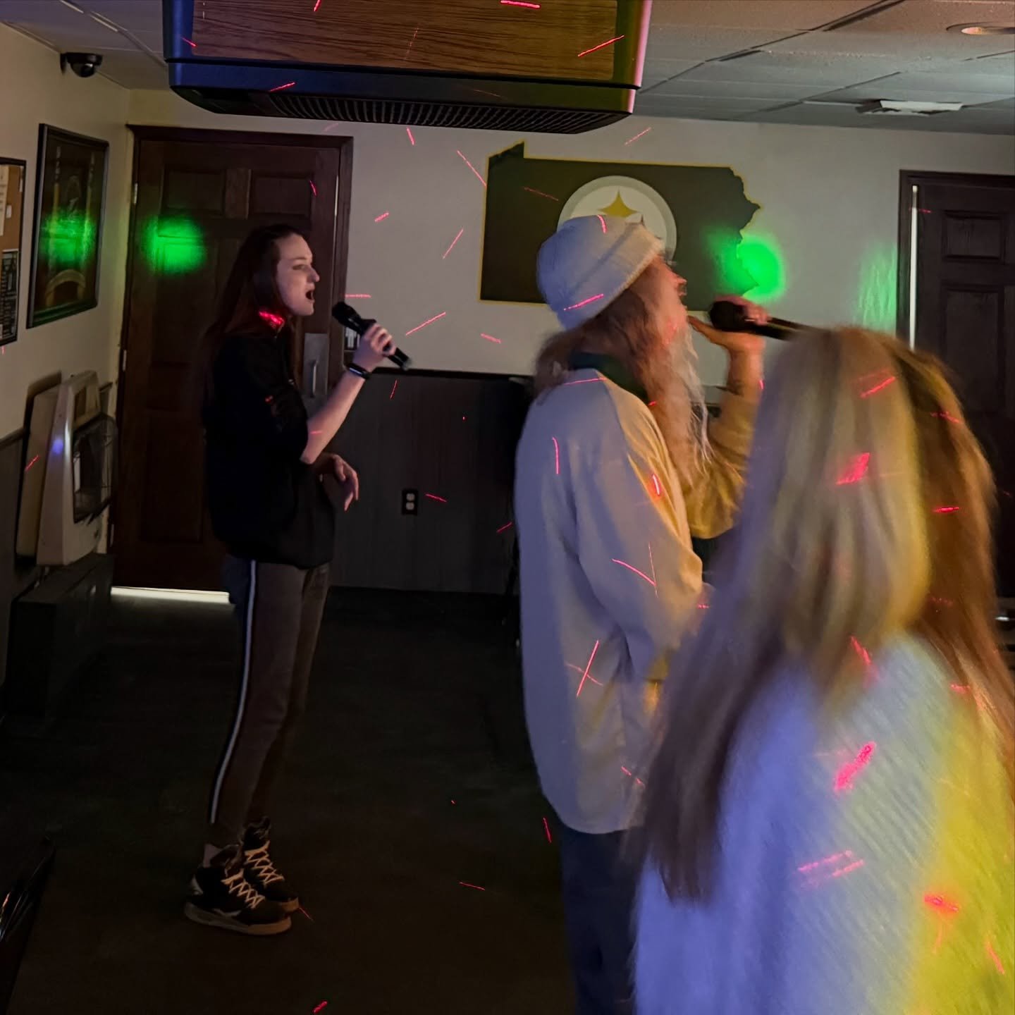 Happy super belated 27th bday to my little sister @xxcold_bloodxx99 @_jessey_tay_ 

We had a fun night doing some karaoke @jake_mowery