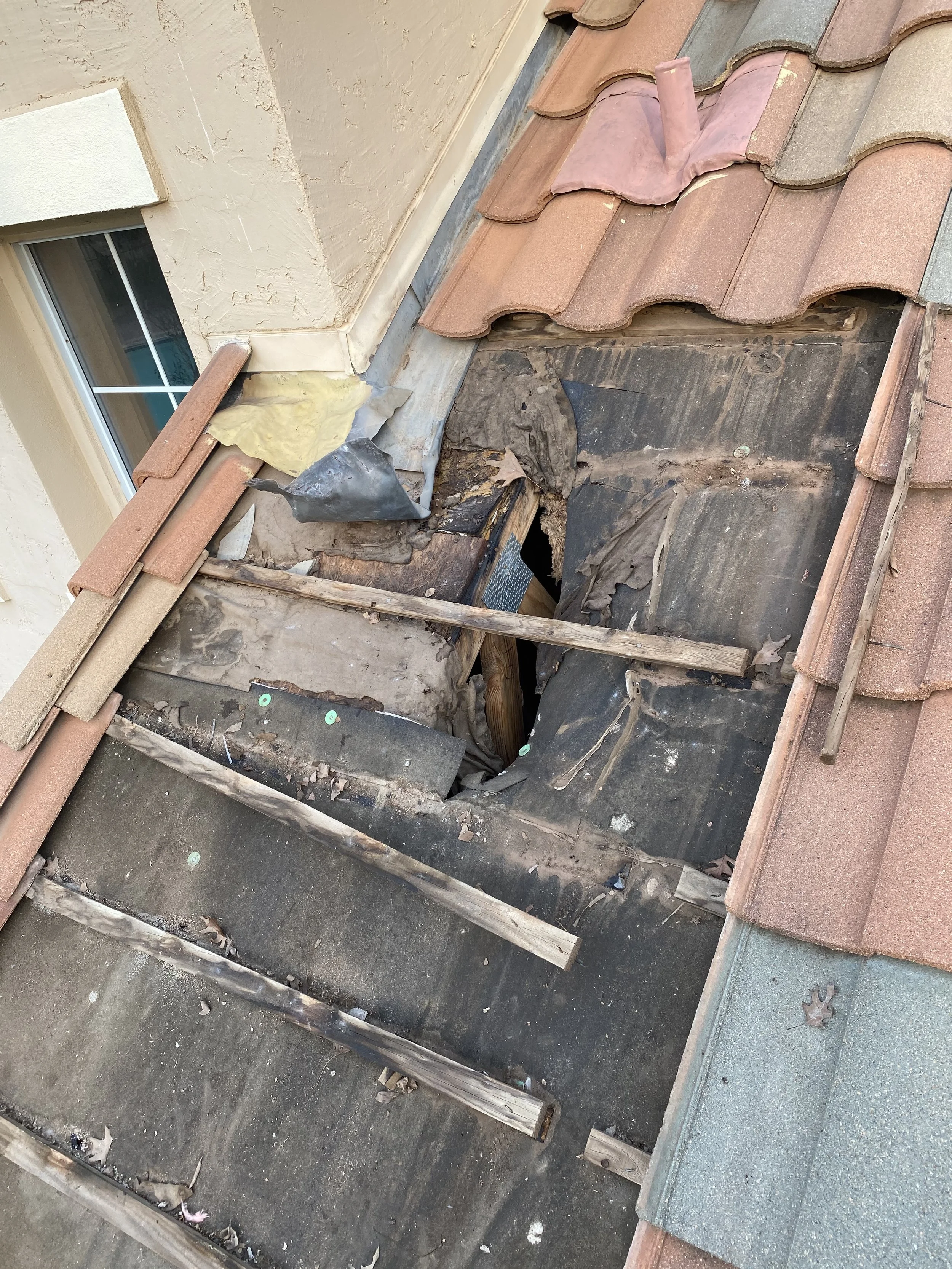 Apartment Roofing, Tile Roof, Tile Roof Repair, Tile Roof Replacement, Commercial Roofing, Multifamily Roofing